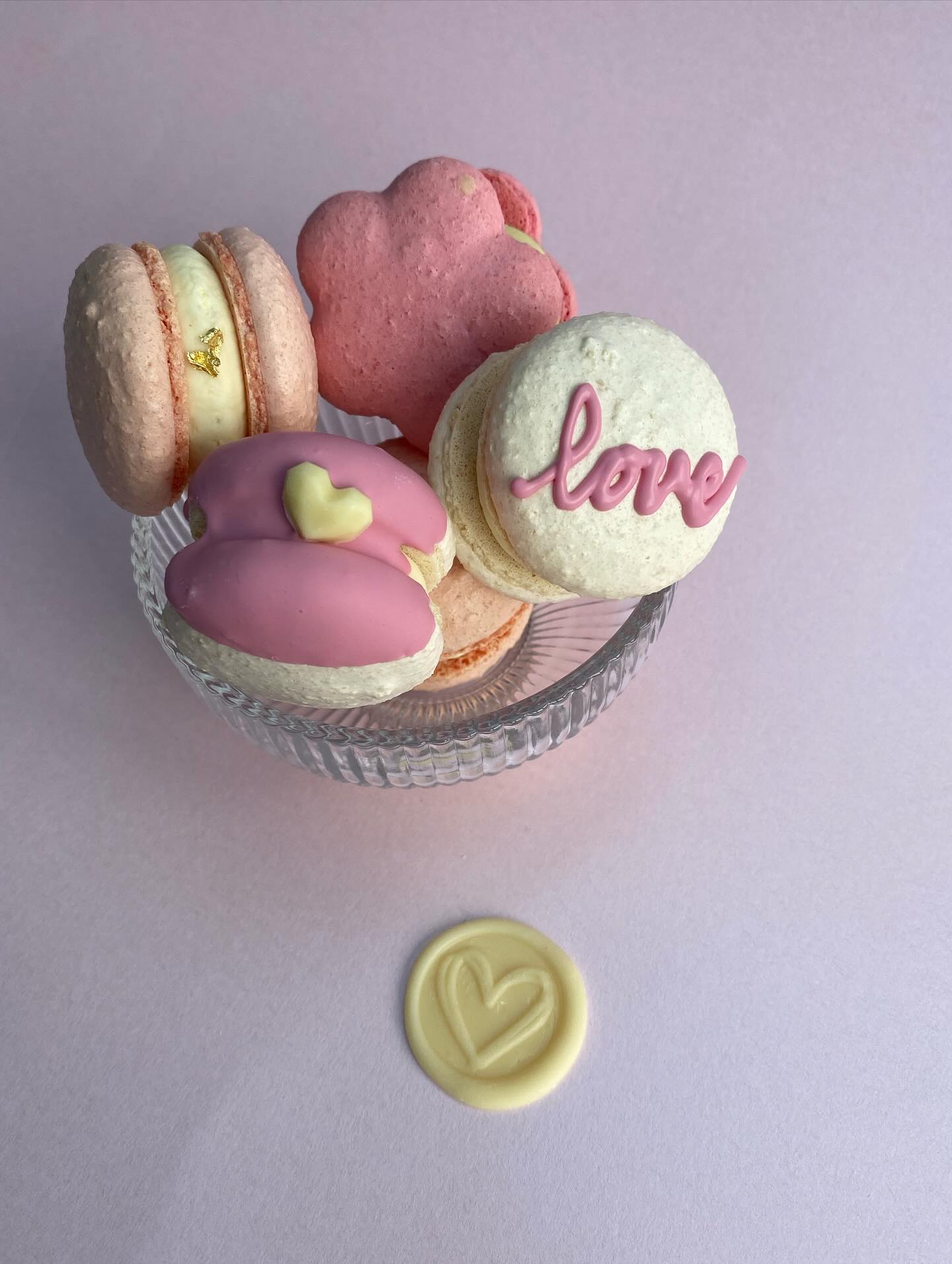 We’ve been getting quite a few requests for wedding favours recently 🥰 So thought I’d share the answers to some of your questions here:
- Yes, you can absolutely choose your colours and flavours! And if you want vanilla, it doesn’t have to be white, it can be yellow or purple, or whatever colour goes with your wedding theme 🤍💛💜
- Yes, we can personalise the favours - a brush of gold, a heart stamp, or even a chocolate ‘seal’ with your initials and wedding date. However, leaving them ‘plain’ and colourful is also an option 😉
- Yes, we have different price options - from ‘collect and self pack’, to complete ‘personalise, pack, ribbon and tags, chilled delivery to your venue’ service 🎀
What questions might you have? Comment below or send us an email, and we’d be happy to help! 🫶
#thesecretmacaron #hemelhempstead #herts #hertswedding #berko #tring #kingslangley #harpenden #stalbans #weddinginspo #smallbusiness #personalservice #bespokefavours #customfavours #weddingfavours #partyfavours #eventplannerlife