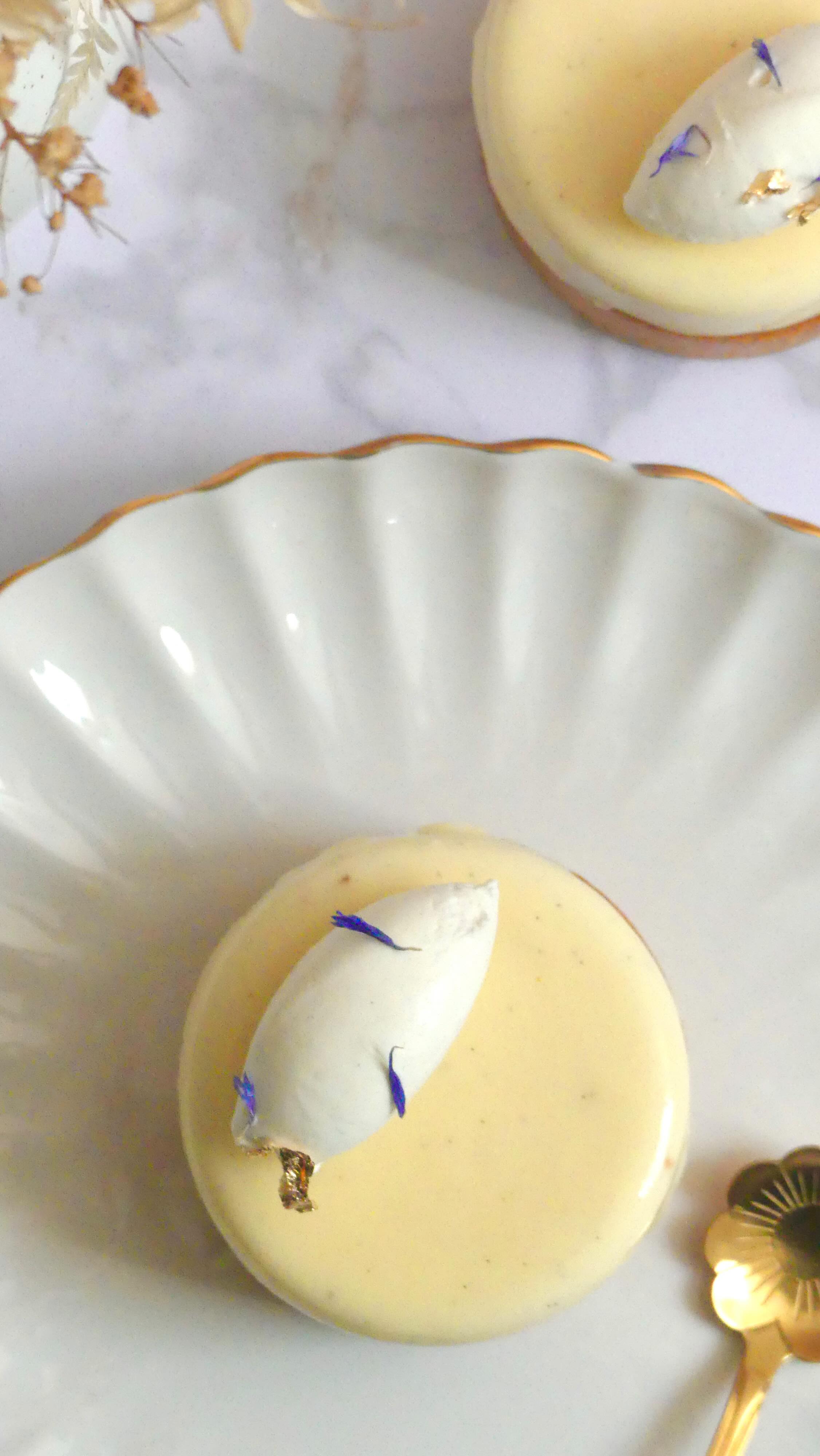 Une tarte tout en douceur, hommage à la vanille dans toutes ses nuances ✨
Sous sa surface lisse, chaque couche révèle une nouvelle facette de ce parfum si simple et pourtant si profond.
Je souhaitais partir sur un pochage d’une chantilly légère mais j’ai finalement opté pour une quenelle, tu en penses quoi ? ✨
Elle est composée :
- Pâte sucrée vanille
- Biscuit madeleine au miel 🍯
- Crémeux vanille
- Mousse vanille
- Chantilly légère vanille
~
Vanille offert par @vanille_gourmet
#patisserie #pastry #pastrylove #tarte #tartevanille #vanille #gourmandise