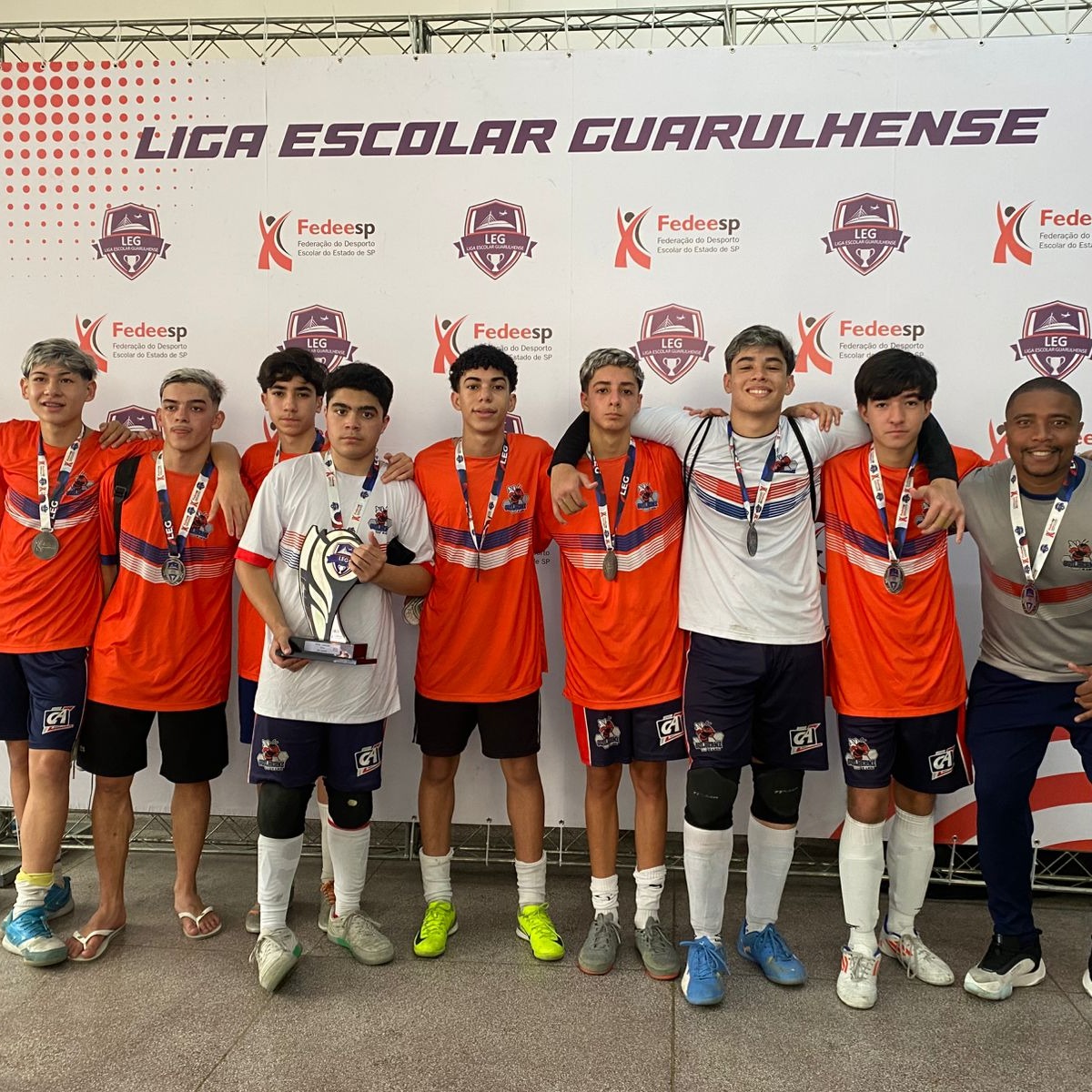 No dia 01/11 os atletas do Futsal Sub 16 do colégio Anglo Alante Guilherme de Almeida, disputou a final da categoria na série prata e finalizamos com a conquista do Vice-campeonato!!! Parabéns estudantes!! Retornaremos ainda mais fortes!! ⚽️😃🙏🏾
#somosga #angloalante
#colegioguilhermedealmeida
#leg2025 #futsalsub16