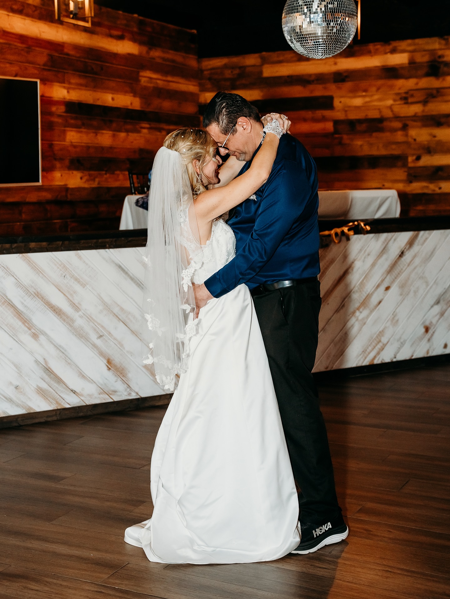 Still smiling from this perfect day 🤍 Congratulations to the newlyweds — the sweetest start to forever ✨
.
.
#photography #kategrutskyphotography #phoenixphotography #phoenixphotographer #photooftheday #phoenix #arizona #arizonaweddingphotographer #azweddingphotographer #wedding #weddingphotography #weddingday #weddingphoto #couplegoals #couplephotography #couplephotoshoot #coupleportrait
