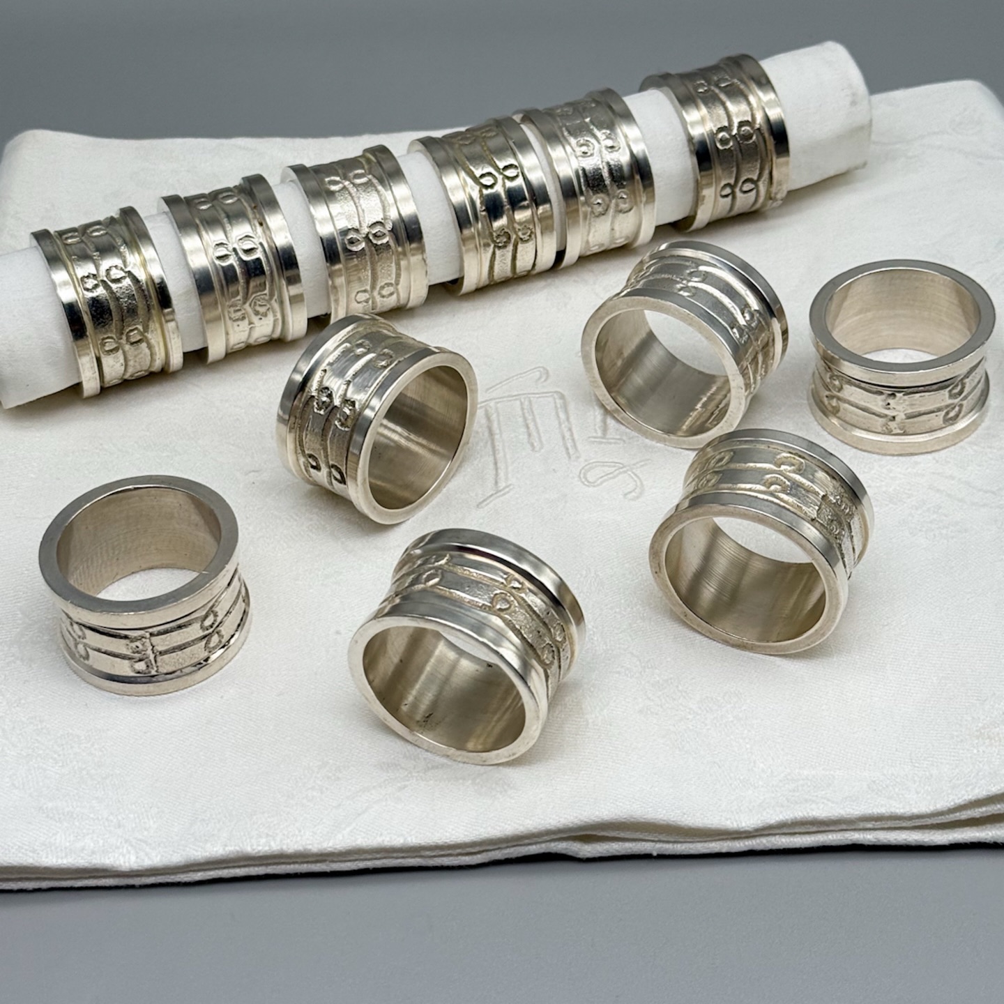 Série de 12 ronds de serviette en métal argenté.
Hauteur : 2,6 cm
Ø : 4,3 cm
Ø intérieur : 3,3 cm
Poids d’un rond : 78 grammes
En bon état, toujours élégants sur table .
🛒 prix et disponibilité dans la boutique en ligne .
#artdelatable #artderecevoir #argenterie #ronddeserviettes #decoration #setthetable #antiquites #misslittlebottle