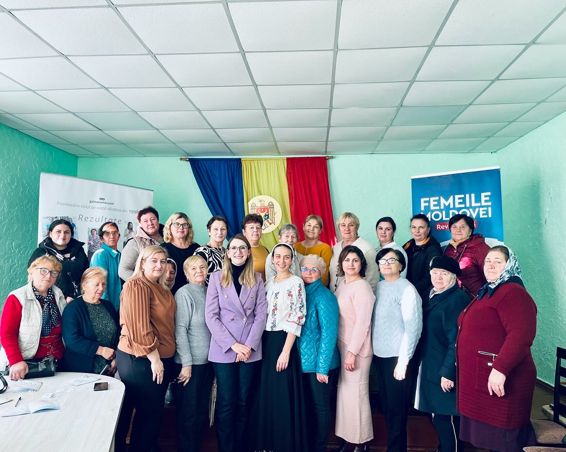 💚 Sănătatea femeii – prioritatea numărul unu!
În satul Brînzenii Noi, raionul Telenești, doamne din comunitate și din satele apropiate s-au reunit la un atelier de sănătate și nutriție, dedicat îngrijirii de sine, echilibrului emoțional și stării de bine.
Evenimentul a fost condus de Galina Tomaș, expert în nutriție și sănătate, care a împărtășit sfaturi practice și inspiraționale despre alimentația conștientă, rutina zilnică de îngrijire și armonia între corp și minte.
🌿 Atelierul face parte din Programul pilot „Femeile Moldovei Revin Acasă”, care sprijină femeile revenite din diaspora să se reintegreze și oferă suport femeilor din comunitățile locale pentru a-și dezvolta încrederea și bunăstarea.
🙏Programul este susținut de către Agenția de Cooperare Internațională a Germaniei prin Fondul de Consiliere în Politici @GIZMoldova
🤝 Mulțumim Galinei Tomaș pentru profesionalism și energie pozitivă!
Mulțumim Marianei Banari pentru coordonarea acestui eveniment.
Împreună construim o comunitate de femei mai sănătoase, mai încrezătoare și mai unite.
#FemeileMoldovei #FemeileMoldoveiRevinAcasa #GIZMoldova #GalinaTomaș #SănătateȘiBunăstare #Diaspora #FemeiCareInspiră