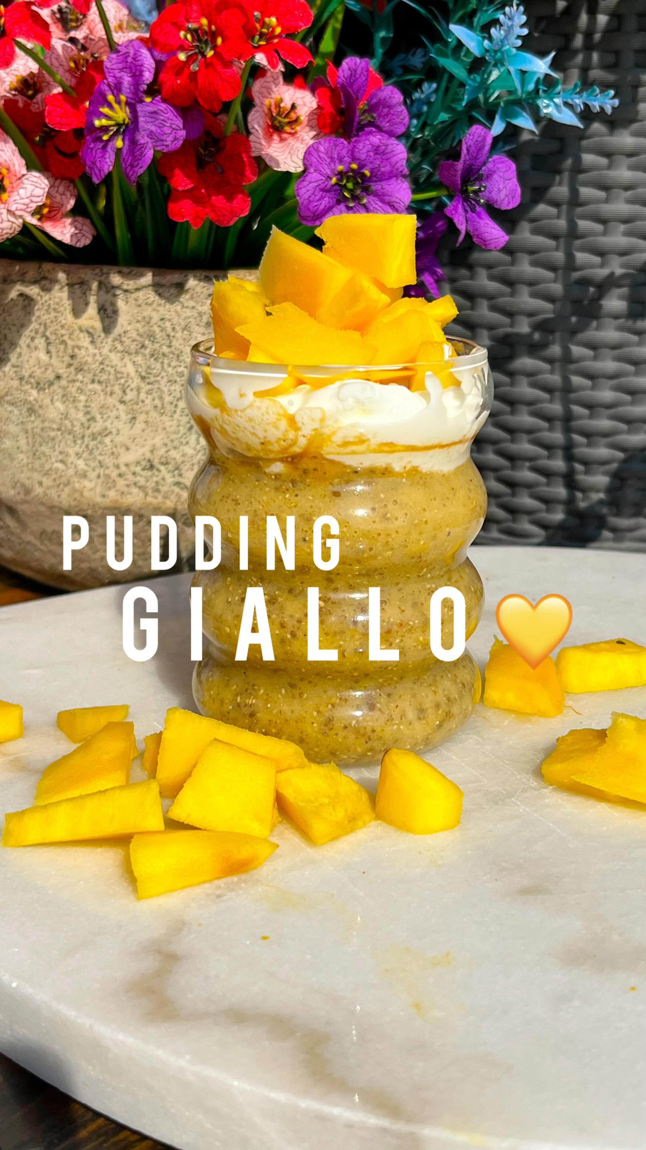 Dalla mia rubrica #puddingcolorati oggi vi presento il PUDDING GIALLO ! 💛
Un colore che profuma di luce e di allegria, perfetto per iniziare la giornata con energia.
{Prima mi raccomando seguimi qui 👉 @valigiainfarinata per non perderti nemmeno una ricetta}
🥭 Ingredienti (per 2 porzioni):
• 1 banana
• ½ mela
• ½ mango maturo
• 250 ml di latte vegetale (mandorla o cocco sono ideali!)
• 4 cucchiaini di semi di chia
Topping: yogurt greco, cubetti di mango fresco e una spolverata di cocco rapè 🥥
🍌 Procedimento:
1️⃣ Frulla banana, mela, mango, semi di chia e latte vegetale fino a ottenere una crema liscia.
2️⃣ Copri e lascia in frigo per almeno 3 ore (meglio tutta la notte, io lo preparo la sera per la mattina dopo).
3️⃣ Solo quando decidi di mangiarlo, aggiungi topping: yogurt greco, mango e cocco rapè per un effetto tropicale irresistibile 🌴
💛 Crema dolce, colore brillante e gusto fruttato: questo pudding giallo è pura felicità es energia ad ogni cucchiaino!
Mandami una foto se crei questo piatto e io ti ripubblico nelle mie storie.
Lasciami un ♥️ per sostenermi.
Trovi questa e tante altre ricette anche sul mio sito (link in bio)
Alessia
#puddingcolorati #puddinggiallo #colazionesana #healthybreakfast #mangiailcolore #chiaseeds #colazionegialla #ricettesane #fοοdstagram #colorinyourbowl #valigiainfarinata #trapentoleevaligie