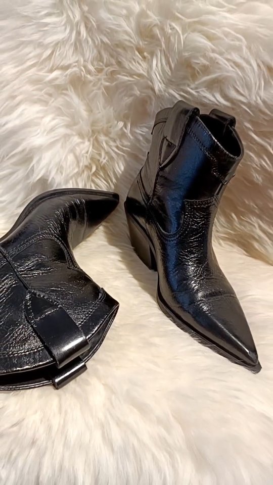 Herbst; make it bold 🍂👢
Frech, comfy, voller Charakter & so Proseco!
#prosecoboutique #slowfashion #secondhandfashion #fallvibes