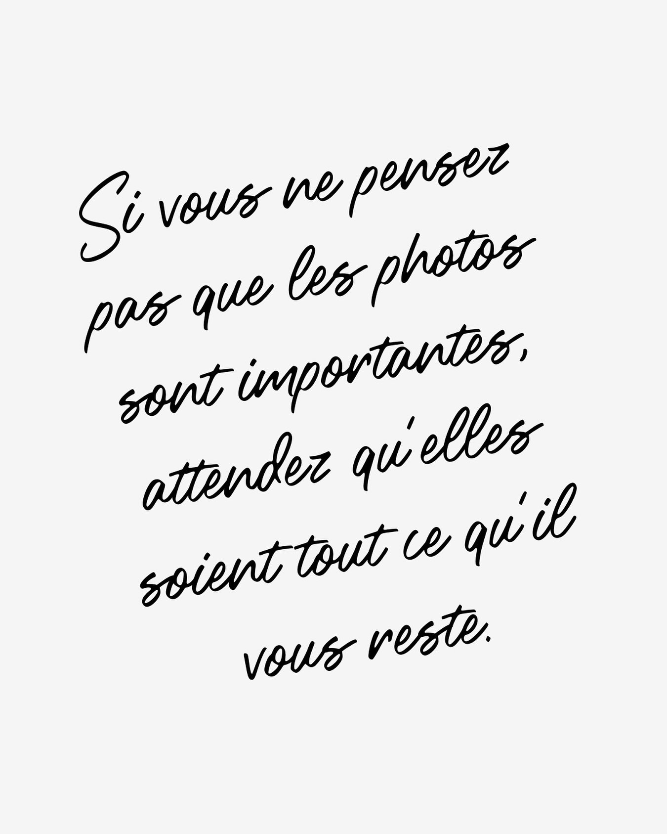 ✨ Si vous ne pensez pas que les photos sont importantes, attendez qu’elles soient tout ce qu’il vous reste ✨
J’accompagne mes clients dans les plus beaux jours de leur vie. Ce n’est pas une question de narcissisme ou d’aimer se voir en photo ! C’est une façon de figer vos souvenirs et de créer un héritage.
Ces derniers mois j’ai été confrontée, à travers mon métier, à des nouvelles ou des histoires pas très joyeuses… des moments qui bousculent un peu mon monde de Bisounours. Et pourtant, jamais mon métier n’a eu autant de sens : il permet de garder une trace, un lien, une émotion.
Alors, personne sensible que je suis, ce n’est pas toujours sans émotion que je raconte vos histoires à travers mes photographies, mais sachez que je suis là (vraiment) pour raconter vos histoires et garderont vos souvenirs intactes malgré les tempêtes que vous pouvez traverser ❤️
———
#melanievauryphotographe#photographefamilleoise#photographemariageoise#lifestyle
