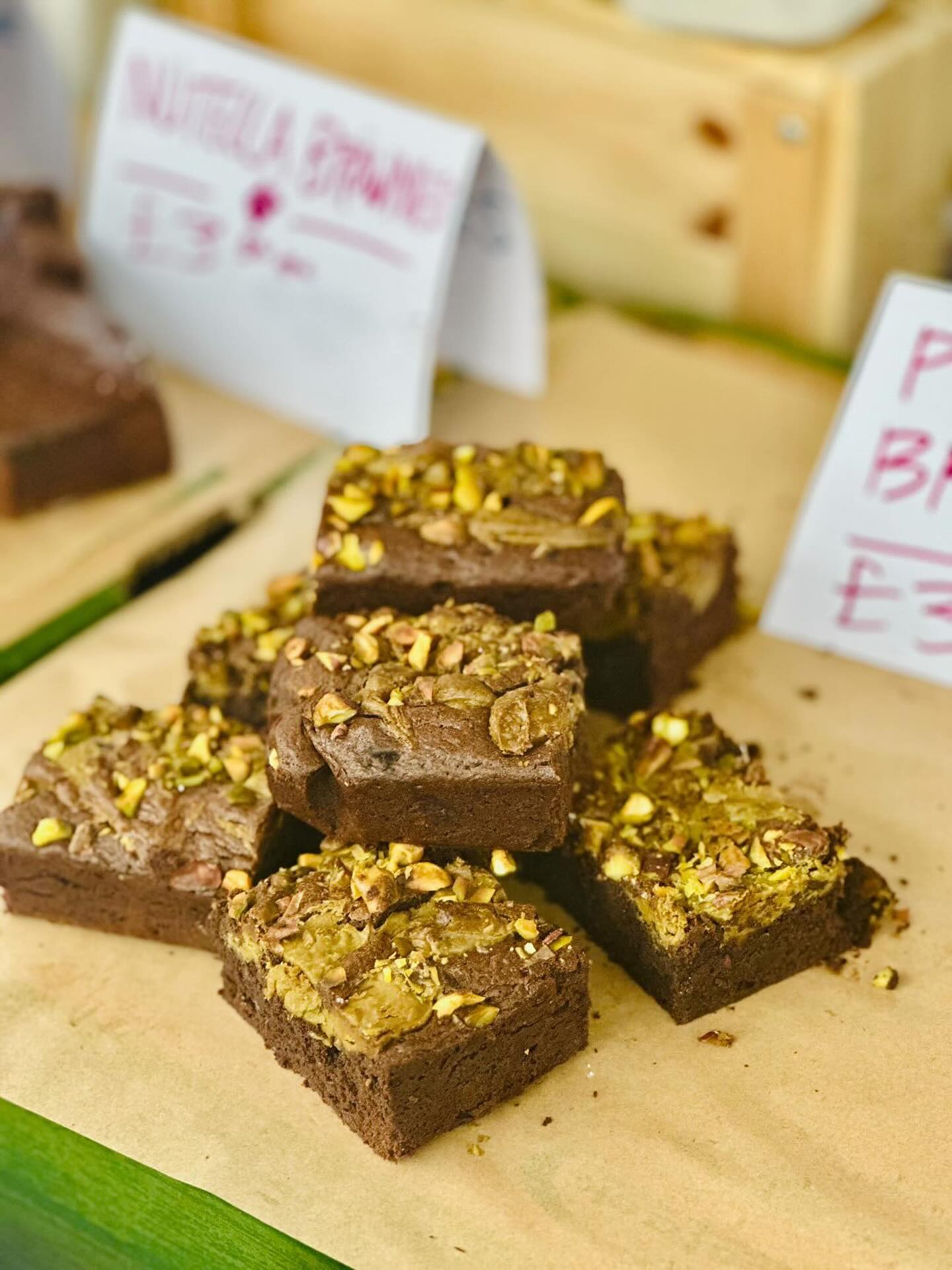 Who loves pistachio everything? 🙋♀️ PRESENTING…. The Pistachio Brownie! We’ve been trying out some new bakes and this just was just too good to leave off the dessert table. A luscious 74% cacao brownie with creamy pistachio filling and freshly chopped pistachio nuts is just what we need for autumn! 🍫
Thanks to the lovely Teena for the photo! 📸