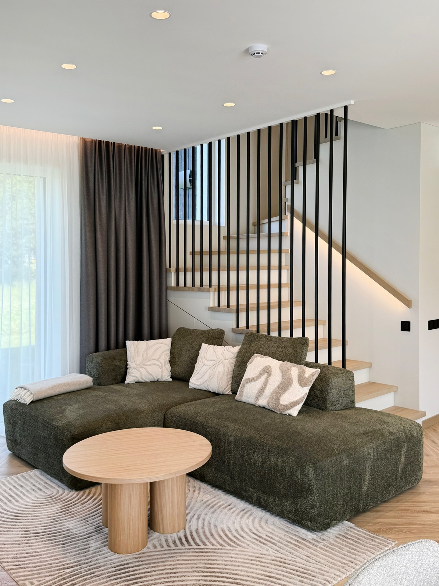 Ryškus interjero akcentas – laiptai su tamsiomis metalinėmis detalėmis ir turėklu, kuriame integruotas LED apšvietimas 🖤 Po laiptais įrengtas baldas, kuriame telpa daugybė retai naudojamų daiktų, taip išlaikant tvarkingą ir estetišką erdvę.
-
#interior #interjeras #interjerodizainas #interjeropaslaugos #interjerodetales #dizainas #architektūra