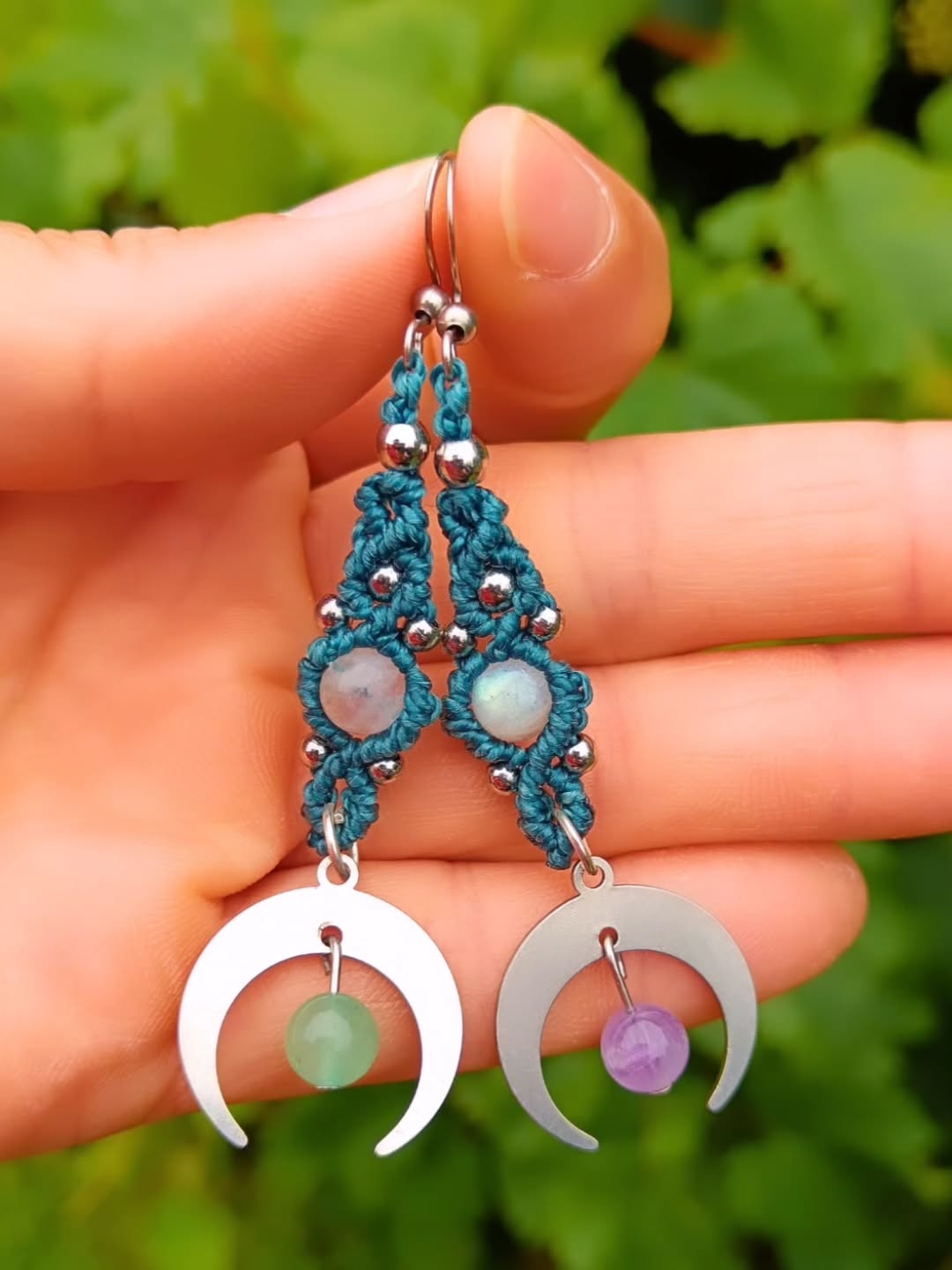 🌙 Je vous présente mon modèle de boucles d'oreilles LUNA que j'aime beaucoup et qui se décline en plein de couleurs 💛
👉Disponible très bientôt sur le site 🤗
#bouclesdoreilleslune #boucledoreillesfaitmain #bouclesdoreillesboheme #bouclesdoreillescolorées #bouclesdoreilleslabradorite #pierrelabradorite #pierrenaturellelabradorite #bouclesdoreillesmacramé #faitmainavecamour #bijouxmacramé #bijouxcreateur #bijouxcolorés #bijouxperlesnaturelles #bijouxaméthyste