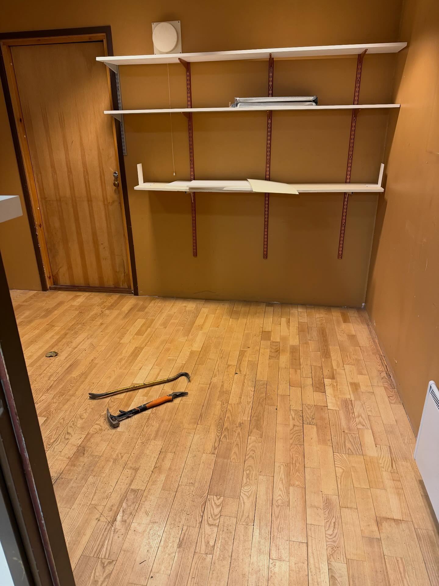 Autotallissa vesivahinko. Ohjeena puretaan parkettilattia toisesta huoneesta ja tallin puolelta 30cm alhaalta ja vaihdetaan runkopuut ja levytetään ne niiltä osin uudestaan…ei taida riittää😅