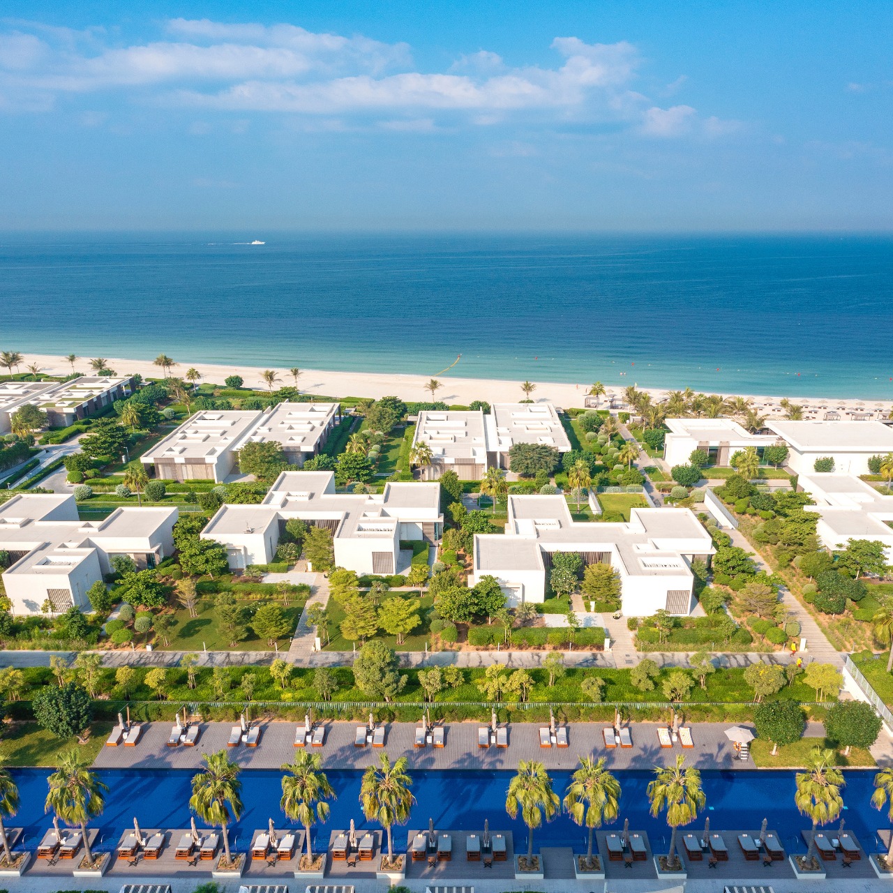 Nouvelle Représentation
@alzorahbeachresort , Four Seasons – Ajman
Nous avons le plaisir de vous annoncer que nous représentons désormais Al Zorah Beach Resort, Four Seasons, une adresse d’exception située dans l’un des plus beaux secrets naturels des Émirats, à seulement quelques minutes de Dubaï.
Élevé entre mer et mangroves, l’hôtel dévoile une architecture contemporaine qui semble dialoguer avec la lumière et la nature environnante. Le sable immaculé rencontre des eaux sereines, les oiseaux des mangroves rythment les matinées, et chaque regard porte sur un horizon apaisé. Le resort offre à ses hôtes des expériences pensées pour le bien-être et l’émerveillement : baignades dans une piscine scintillante comme un miroir, parcours de golf au cœur d’un paysage spectaculaire, spa où le temps s’adoucit, et six tables élégantes célébrant les saveurs du monde.
L’esprit Four Seasons se traduit par une attention subtile et une hospitalité remarquable, garantissant une expérience parfaitement personnalisée et digne des plus hauts standards du luxe.
Nous serions ravis de vous présenter plus en détail cette nouvelle collaboration et d’évaluer ensemble les opportunités offertes par Al Zorah Beach Resort, Four Seasons.
Nous restons à votre entière disposition pour tout échange ou information complémentaire.
