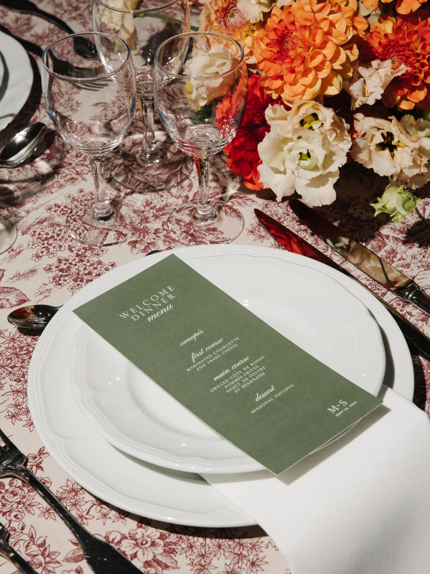 Le welcome dinner de Melody & Spencer ❤
.
Wedding planner et designer : @annelaureweddings
Photographe: @haute.weddings
Restaurant : @le_doyennerestaurant_
DJ : anthonyvparis
Lumière : @bounz.events
Fleurs : @le.fleuriste
MUAH : @fannywong.beauty
Fournitures : @maison_options
Papeterie / Graphisme : @croquezlapomme
Lieu : @chateau_du_fey
.
#stationery #weddingstationery #weddinginspo #weddingmenu #graphicdesign