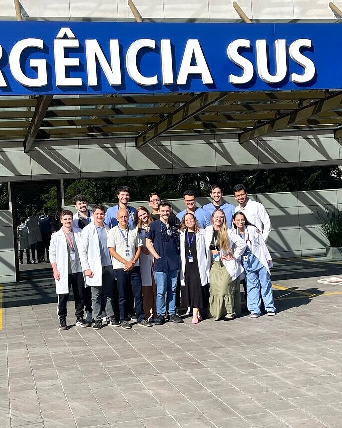 Entre emergências, discussões e decisões de caso a caso, cada plantão é também uma sala de aula.
No estágio de Emergências Clínicas da Santa Casa de Porto Alegre, acompanho de perto os alunos do internato e os médicos residentes que estão dando os primeiros passos na especialização.
Ensinar nesse ambiente é um exercício constante de troca, onde cada dúvida, cada diagnóstico e cada atendimento reforçam o propósito que nos trouxe à Medicina: cuidar e aprender, todos os dias. ❤️
#Medicina #Cardiologia #EmergênciasClínicas #SantaCasaPOA #InternatoMédico #ResidênciaMédica #EnsinoEmSaúde #FormaçãoMédica