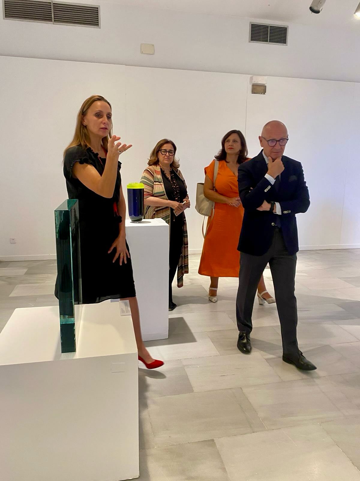 Looking back at the exhibition in Spain, Alcorcón, Madrid @mavamuseoarteenvidrio 🇨🇿🇪🇸
The prestigious Glass Museum in Alcorcón is hosting part of the Glass Soul collection until the end of November, proudly representing the Czech Republic. The works of the exhibiting artists are bringing joy to the Spanish audience.
Special thanks to Ambassador Libor Sečka and Director of the Czech Center Jana Polívková for their support.
The exhibition is curated by Martina Sikorová and beautifully connects the spirit of the Czech Republic and Spain through glass art.
⸻
Ohlédnutí za výstavou ve španělském Alcorcónu, Madrid
Významné Muzeum skla v Alcorcónu hostí až do konce listopadu část kolekce Glass Soul, která zde reprezentuje Českou republiku. Díla vystavených autorů přinášejí radost španělskému publiku.
Děkujeme panu velvyslanci Liboru Sečkovi a paní ředitelce Českého centra Janě Polívkové za jejich podporu. @cepoljana @centrocheco @ivetagonzalez
Kurátorka výstavy Martina Sikorová. @martina_sikor
Výstava propojuje duši České republiky a Španělska prostřednictvím sklářského umění.
Ve výstavě jsou díla následujících autorů ❣️ Tono Stano (*1960), Vladimíra Klumpar-Pavlik (*1954), Natalie Dufková (*1995), Antonín Střížek (*1959), Matyas Pavlik (*1984), Viktorie Beldová (*1987), Federico Díaz (*1971), Marek Číhal (*1986), Jakub Janovský (*1984), Jan Gemrot (*1983), Lucie Jindrák Skřivánková (*1982), Michal Šeba (*1980), Lucie Švitorková (*1985), Michal Macků (*1963), Jiří Šuhájek (*1943)
@marekcihal @matey_pavlik @matyas_pavlik_sculpture @tonostano @janovsky_jakub @jangemrot @luciesvitorkova @lujindrakskrivankova @mmetatron @dalibor_silhavy @viktorie_beldova_new @michal_seba @nataliedufkova
—
Mirada atrás a la exposición en Alcorcón, Madrid
El prestigioso Museo del Vidrio de Alcorcón acoge hasta finales de noviembre una parte de la colección Glass Soul, que representa con orgullo a la República Checa.
Gracias a la ciudad de Alcorcón, Madrid✨🇪🇸
#Glasol #GlassArt #CzechArt #CzechGlass #Alcorcón #Madrid #CzechCentre #MuseoDelVidrio #LiborSečka #JanaVolývková #MartinaSikorová #ArtExhibition #CzechRepublic #Spain #ArteEnVidrio #CzechDesign #CzechCulture