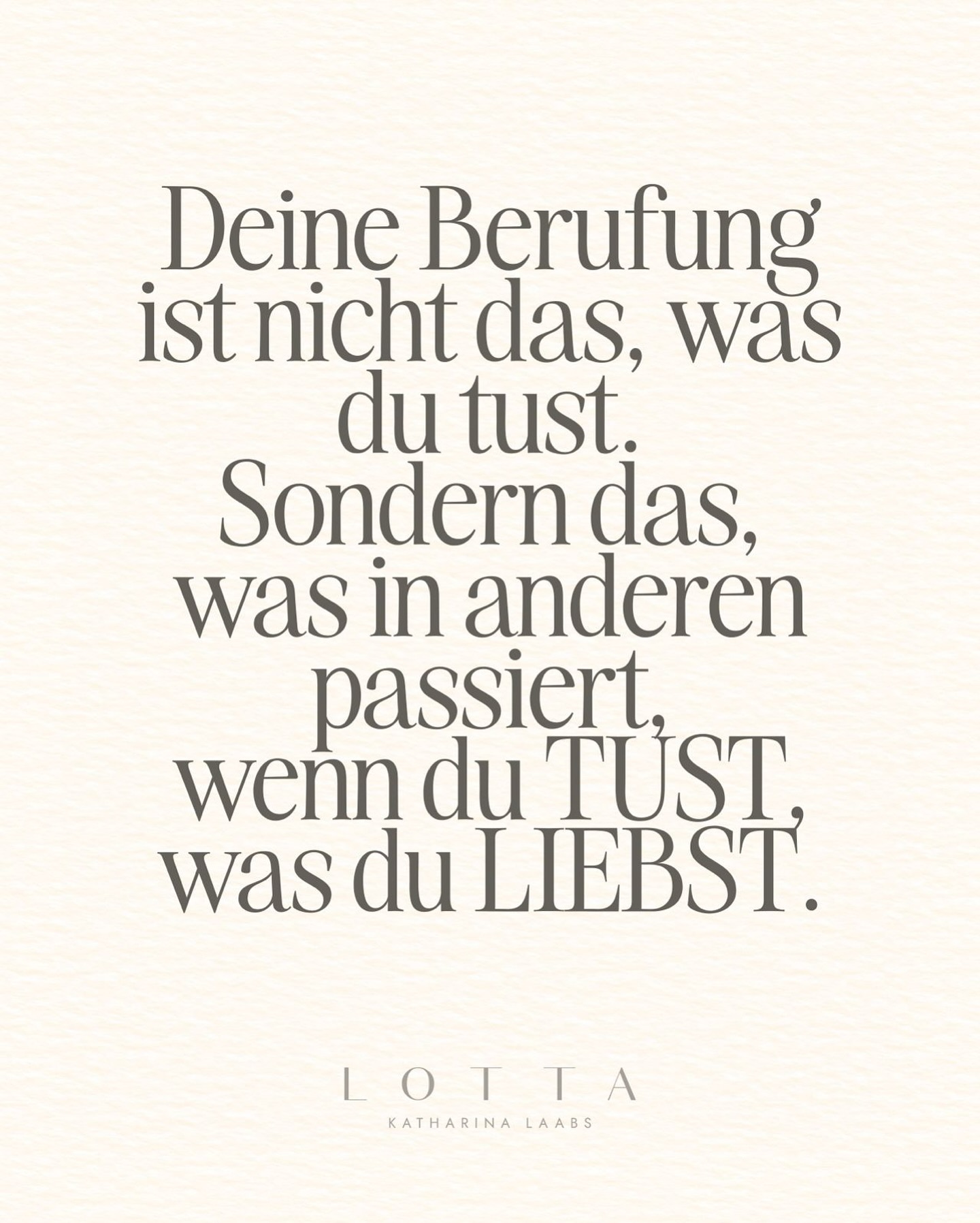 Ich lese gerade das famose Buch „Love Does“ von Bob Goff und denke angeregt durch das Buch nach.
Darüber, was durch unser Handeln in Anderen entsteht.
Ich denke auch über Berufung nach..wenn wir lieben was wir tun. Berufung hat nie nur mit uns zu tun.
Sie zeigt sich in dem, was in anderen passiert
- wenn wir tun, was wir lieben. Wenn unsere Augen leuchten und wir ganz präsent sind.
Wenn wir ehrlich teilen, was uns bewegt.
Genau das liebe ich an meiner Arbeit:
Menschen dabei zu begleiten,
ihr Potenzial zu leben und spürbar zu werden – für sich selbst und für andere.
Was möchtest du in anderen bewirken?
Wann bist du im Flow?
Shine your light & go after amazing!
Deine Lotta
✨✨✨✨✨✨✨
#heartwildopen #soulbusiness #potenzialcoaching #businessmentor #sichtbarkeit #purpose