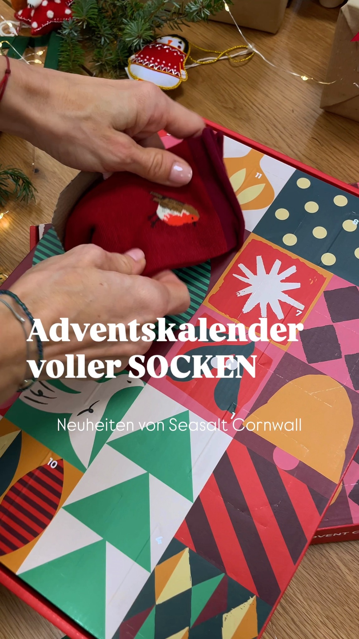🧦 Der Adventskalender von Seasalt ist voller Sockenfreude! 💝
Für einen Moment in die Kindheit zurückkehren? Es reicht, das erste Türchen zu öffnen. Hinter jedem weiteren erwartet dich eine Belohnung in Form von schönen und unglaublich bequemen Socken aus Bio-Baumwolle. 🌿
Über diese Neuheit von Seasalt freuen wir uns aufrichtig und überlegen schon, wem sie ein Lächeln ins Gesicht zaubern könnte.
Und du? Ist dir schon jemand eingefallen? Wie wäre es, dieses Mal dich selbst zu beschenken? 🌷
👉 https://www.bellagreen.de/produkt/geschenkpackung-socken-advent-holly/
💌 Kostenloser Versand ab 100 €.
🌿 Naturmaterialien
🚀 Schnelle Lieferung