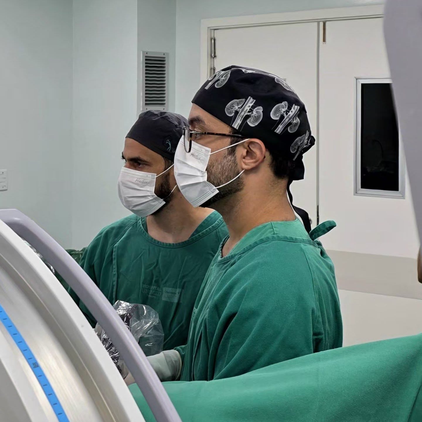 🛑 Dor intensa e urina com sangue: isso não é normal.
🚨 Cálculos podem obstruir a via urinária e provocar dor e sangramenro durante sua migração.
🔍 O diagnóstico rápido e o tratamento adequado fazem toda a diferença. Em casos como esse, a cirurgia alivia a obstrução, ajudando a reduzir os sintomas e preservar a função renal.
💬 Já teve cólica renal? Ou conhece alguém que sofre com pedras nos rins? Comente aqui embaixo 👇