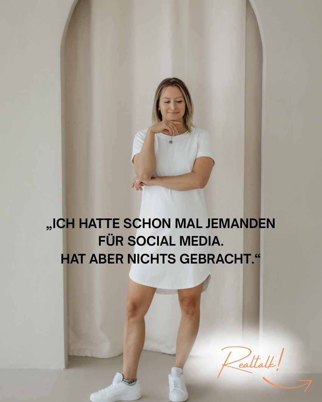 Wer Fortschritt will, braucht Plan, Struktur und Kontinuität. Warum denken dann viele,
dass man für 500€ eine ganze Marketing Abteilung bekommt?
Für diesen Preis kann keine Social Media Managerin
deine Marke wirklich verstehen,
deine Zielgruppe analysieren,
eine Strategie entwickeln
und hochwertigen Content produzieren.
Und wenn dir das doch jemand anbietet, be prepared to be dissapointed!
Ich weiß, wovon ich spreche: Ich war selbst an dem Punkt.
Und ich hab’ gespürt, wie frustrierend es ist,
wenn man weiß, wie viel Potenzial in einem Account steckt,
aber schlicht keine Zeit bleibt, es auszuschöpfen.
Darum arbeite ich heute anders:
✨ Wenige Kund:innen, dafür volle Aufmerksamkeit.
✨ Tiefes Verständnis für Marke, Community und Positionierung.
✨ Ergebnisse, die bleiben.
Weil gute Social Media Arbeit keine Kostenstelle ist,
sie ist ein Investment in deine Marke.