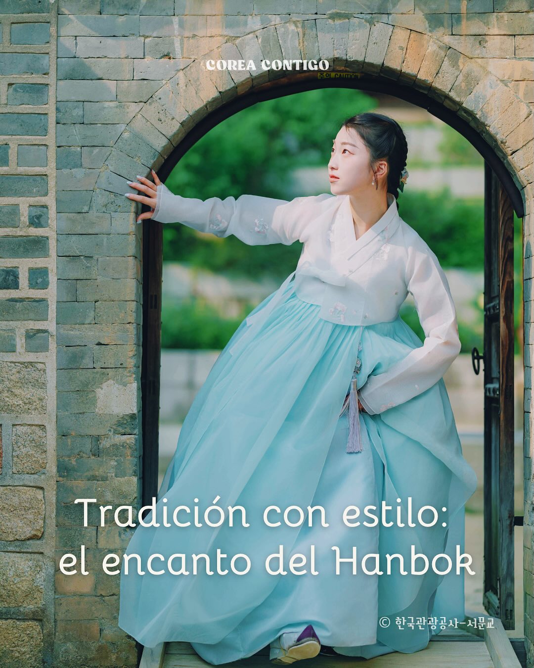 ✨ Tradición con estilo: el encanto del Hanbok
👘 ¿Qué es el Hanbok?
El Hanbok (한복) es la vestimenta tradicional coreana, conocida por sus colores vivos, líneas suaves y formas equilibradas.
Refleja la estética y el espíritu de Corea, buscando la armonía entre el cuerpo y la naturaleza.
🎎 Tradición viva
Hoy en día, no solo los coreanos, sino también muchos turistas extranjeros disfrutan de vestirse con Hanbok en lugares como Gyeongbokgung (경복궁), Bukchon Hanok Village (북촌한옥마을), Suwon Hwaseong (수원화성) o Jeonju Hanok Village (전주한옥마을).
Es una experiencia que permite sentir la historia de Corea de forma cercana y auténtica.
Sin embargo, muchos expertos y ciudadanos coinciden en que los Hanbok de alquiler, más cortos o con colores muy llamativos, se alejan del diseño tradicional.
Me encantaría que quienes visitan Corea también experimentaran el Hanbok tradicional, para sentir su elegancia, simplicidad y equilibrio.
Es una manera hermosa de conectarse con la historia y el alma de Corea, más allá de la moda o la fotografía. 🇰🇷✨
🏛️ Mantener viva la tradición
En la vida diaria, los coreanos raramente usan Hanbok, excepto en festividades como Seollal (설날) o Chuseok (추석), o en bodas y ceremonias.
Para promover su uso, el gobierno coreano ofrece entrada gratuita a los palacios reales a quienes lo visten, acercando así a locales y turistas a la cultura tradicional. 👘
🌏 Hanbok Wave al mundo
Recientemente, Park Bo-gum (박보검) participó en el proyecto Hanbok Wave, mostrando su belleza al mundo.
Durante el último Chuseok, su video se proyectó en Times Square, Nueva York, revelando la elegancia del Hanbok coreano.
💖 El Hanbok sigue evolucionando, uniendo tradición y estilo moderno, y mostrando al mundo el encanto único de la cultura coreana.
#corea #coreadelsur #coreacontigo #coreacontigotour #hanbok #trajetípicocoreano #vestimentatradicionaldecorea #한복 #experienciadehanbok #HanbokWave #CulturaCoreana #TradiciónCoreana #ExperienciaCoreana #HanbokTradicional