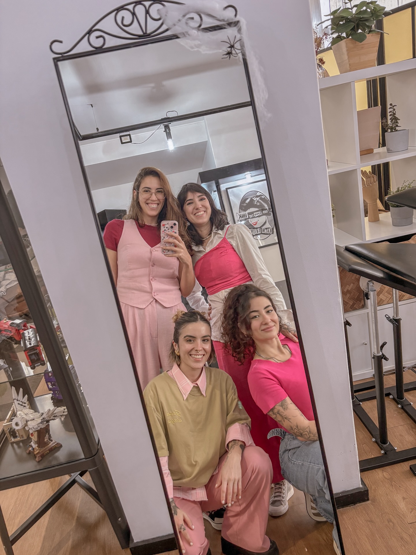 Claro que eu amei fazer todo mundo vestir 🩷, mas queria mesmo chamar atenção e lembrar que estamos no Outubro Rosa. Se ainda não fez, aproveita esse mês para marcar os seus exames de rotina. Se cuida!!