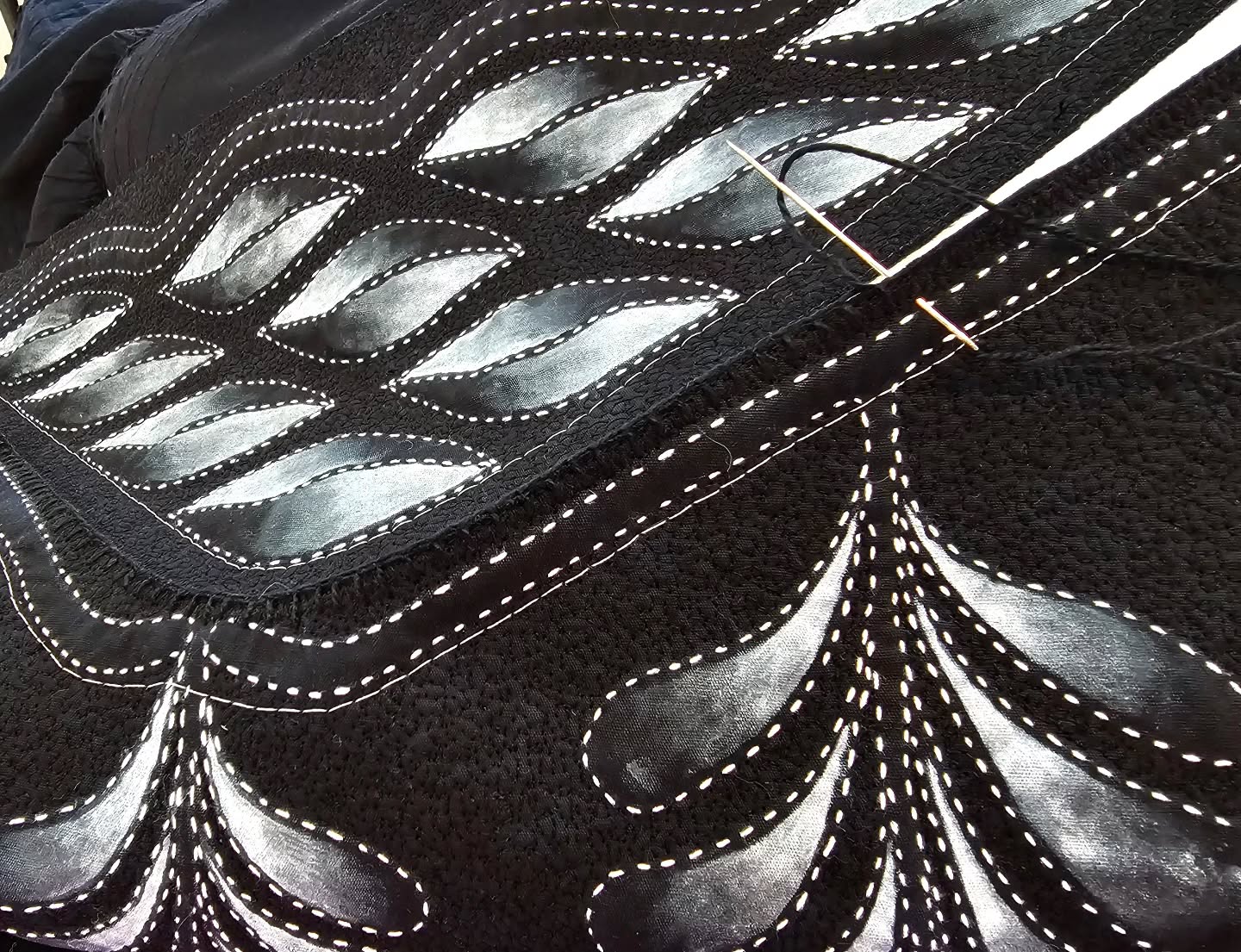 It's a long weekend in NZ - what are you doing this weekend?
I'm currently in at The Artists Window - stitching and chatting with people. Finishing off a small abstracted hand painted and hand stitched landscape.
#artistatwork #textileartist #artquilter #artquilting #mixedmediatextileartist #handpaintedtextiles #handstitching #slowstitch #slowstitching #runningstitch #markmakingwithstitch #stitchasmarkmaking #stitchedart #landscapeartquilts #inspiredbylandscape #inspiredbytrees #contemporarystitch #contemporarytextileart