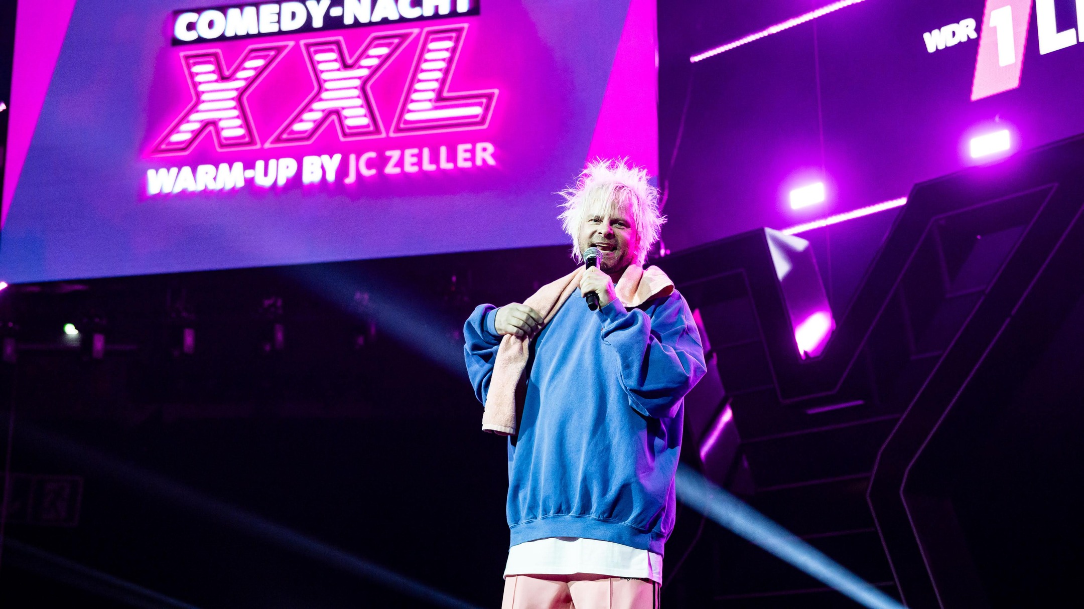 XXS DJ-Pult in den XXLsten Arenen des @1live Sektors. 4x Warm-up für Europas größte Comedy-Mixshow, die 1LIVE Comedynacht XXL 2025 in Oberhausen und Köln. No joke!
Danke, dass ihr mich mit auf Tour genommen habt, @1live @colognecomedyfestival @brainpool.live @sarah.oppenberg @mrctggs und sorry für die Photobomb (Bild 7).
📸: Thomas von der Heiden @musikfotografie (1-8), Steffen Z Wolff @steffenzwolff (9)