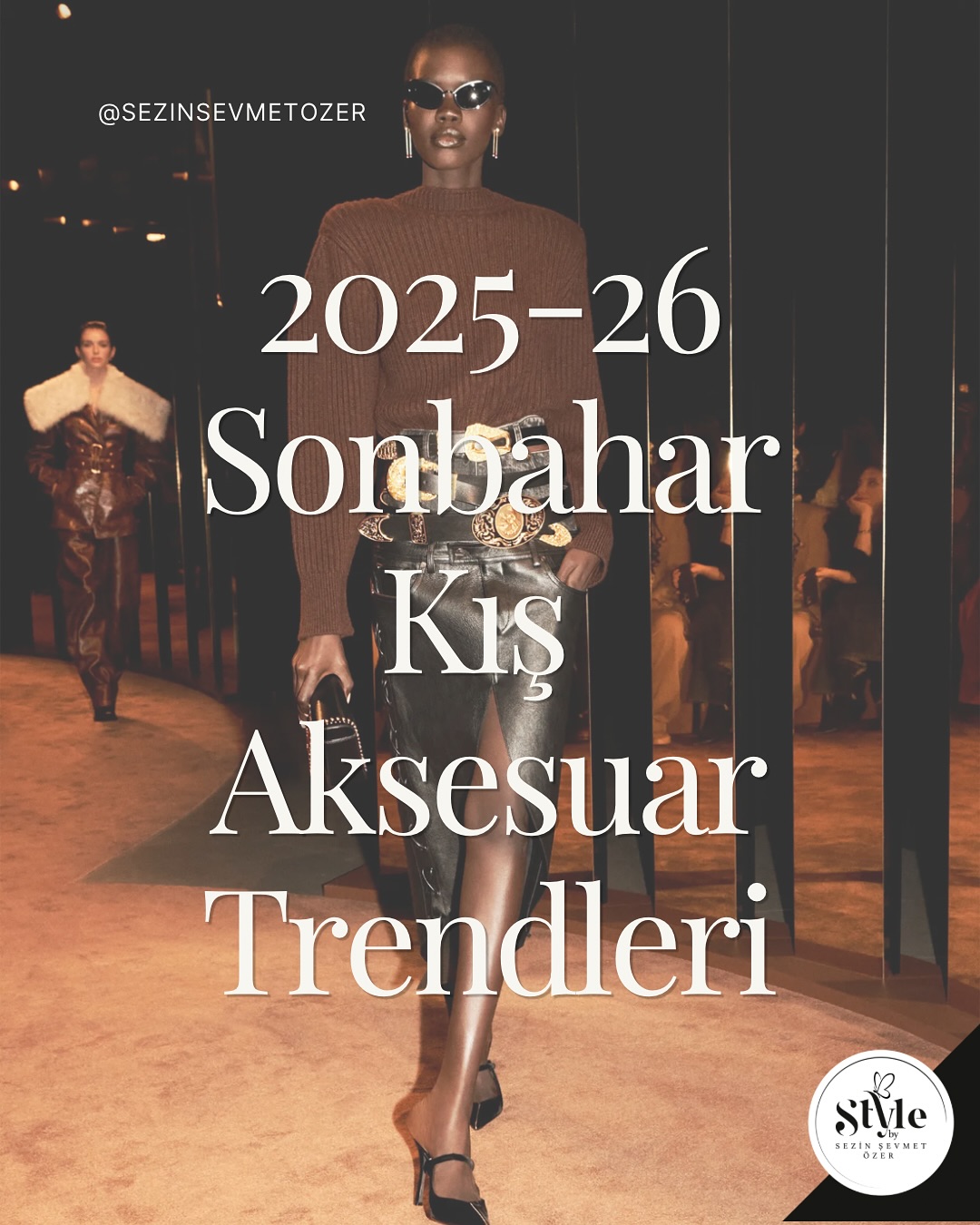 2025-26 Sonbahar/Kış koleksiyonlarında aksesuarlar, stilin tamamlayıcısı olmaktan çıkıp ifadenin merkezi haline geliyor.
✨ Öne çıkan trendleri sizin için derledim.
👘Kemer vurgusu: Bel hattını belirginleştiren geniş ya da zincir detaylı kemerler, feminenliği güçle buluşturuyor.
🥻Kürk: Heykelsi hacimler, beklenmedik renkler görüyoruz. Kürk yakalar, kontrast detaylar ya da omuzlarda dramatik formlar yaratıyor.
🖤 Dantel çoraplar: Romantik ve gotik estetiği birleştirerek klasik siyahın en çekici halini yeniden tanımlıyor.
👜 Makyaj çantası formunda çantalar: Retro kozmetik kutularını andıran mini kutu çantalar bu sezonun öne çıkan modeli.
🕶️Dev güneş gözlükleri: Göz teması kurmak istemeyenler bu sezon dev güneş gözlüklerine koşsun. Eğer biri sizi tanırsa gözlüğünüz ywterince büyük değil demektir.
🪩Büyük Küpeler: Sofistike ve iddialı bir görünüm için mükemmel tamamlayıcılar.
👒 Pillbox şapka: 60’ların ikonik siluetini çağdaş bir zarafetle geri getiriyor. Minimal, heykelsi ve güçlü bir duruşa sahip.
Bu sezon aksesuarlar sadece tamamlayıcı değil, karakter yaratan dokunuşlar katıyor.
Peki siz hangisini bu sezon kombinlerinize katıyorsunuz? 😎