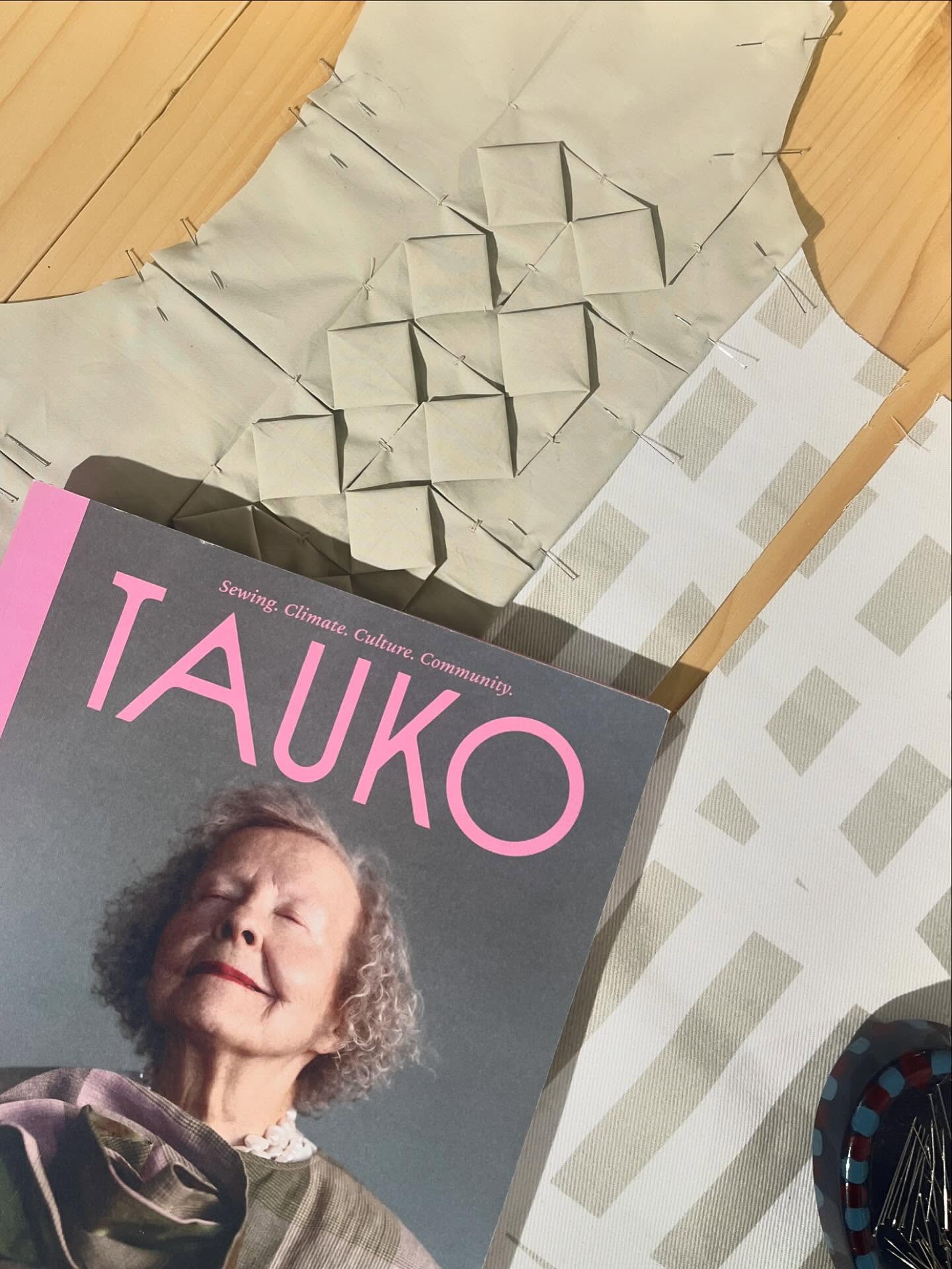 🌼☘️Das neue TAUKO ist da!! ☘️🌼 mit der Ausgabe Nr.17 - „Happyness“
Seit gestern wird die neue Ausgabe gefeiert! 🤗🥳 Besonders das Jackenmodell „DIA“ wollte ich ausprobieren mit der faszinierenden Umsetzung der Frontpanels 🙃 Der eigenen Kreation sind keine Grenzen gesetzt. Das Design DIA ist von Réka MacDonald / @mottii__mottii - Ich habe einen weichen, mittelschweren Jeanstoff verwendet und für das Legemuster einen feineren Baumwollstoff. Die beiden Stoffe und viele weitere findest du bei mir im Laden 😊🥰
*
Diese Winterausgabe feiert das Glück beim Nähen und Tragen selbstgemachter Kleidung. Nähen ist eine einfache und zugängliche Möglichkeit, Freude zu wecken und Sinn zu finden – egal, ob Sie festliche Kleidung für die Saison, liebevolle handgemachte Geschenke oder einfach nur Freude am Planen und Basteln mit Ihren Händen kreieren.
*
Neben den Schnittmustern enthält die Ausgabe Artikel und Essays, die neue Perspektiven auf Nähen, Kreativität und Wohlbefinden eröffnen und uns daran erinnern, warum Handarbeit eine der einfachsten und lohnendsten Möglichkeiten ist, glücklich zu sein.
*
Das Magazin ist bei mir online und vor Ort ab heute verfügbar. 🤗 Viel Spass mit dieser tollen, neue Ausgabe!
#miasatelier #mia #fabricshopzürich #stoffgeschäft #zürichstoffe #taukomagazine #TAUKOdia #seweinglove #sewing #sewingmagazine #sewingmagazine #taukoissue17