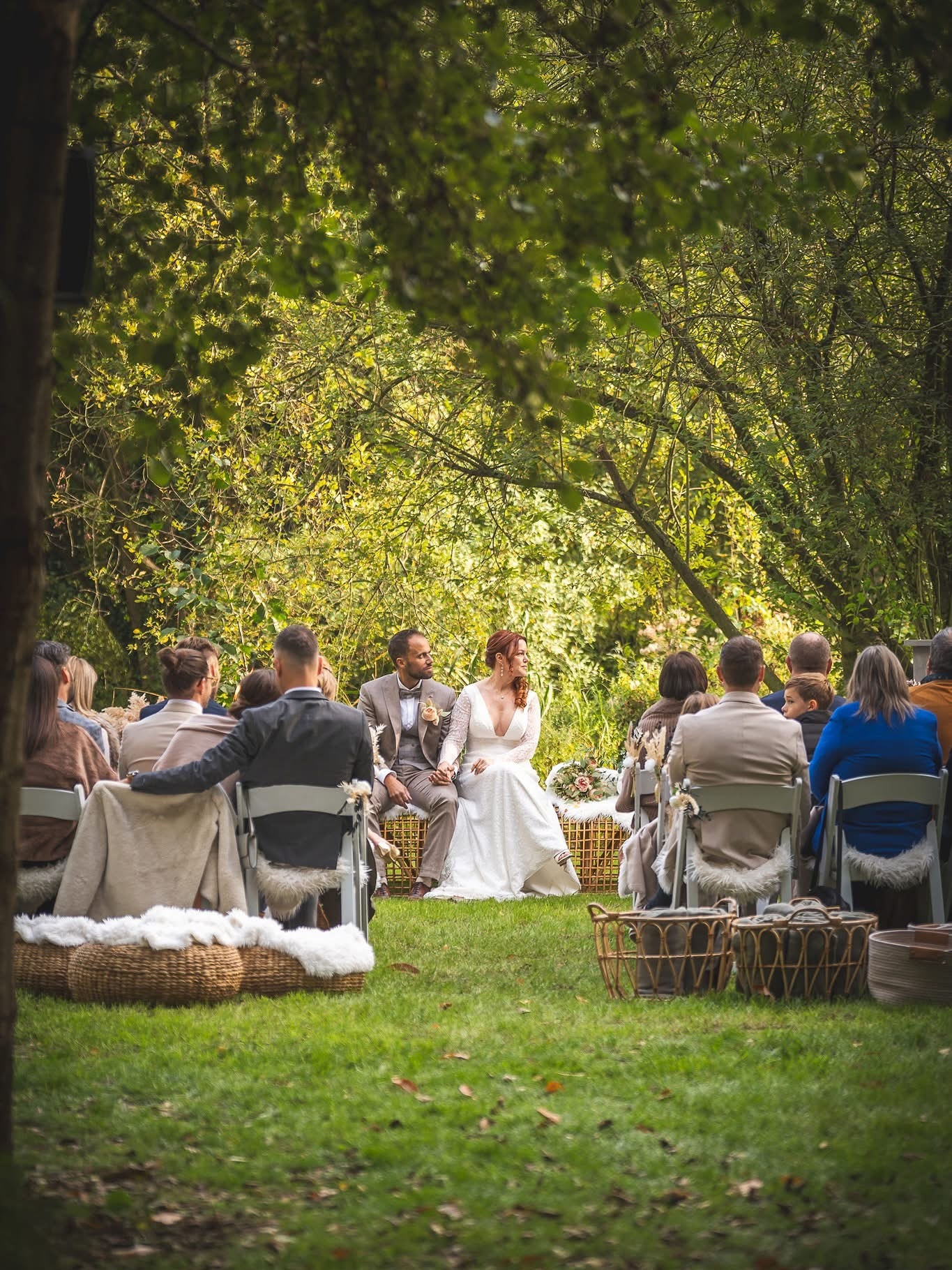 🍂 Liefde voelt nog net iets intenser in de herfst.
De kleuren, het zachte licht, de geur van soep en houtvuur, en een locatie omgeven door groen…
Bij Park Ven zorgen wij voor een setting die alle gevoelens versterken.
Knetterende vuurtjes, lichtjes in de bomen, bloemen in warme tinten en een ceremonie dat aanvoelt als een dekentje rond je schouders.
Zin om jullie herfstverhaal te beginnen?