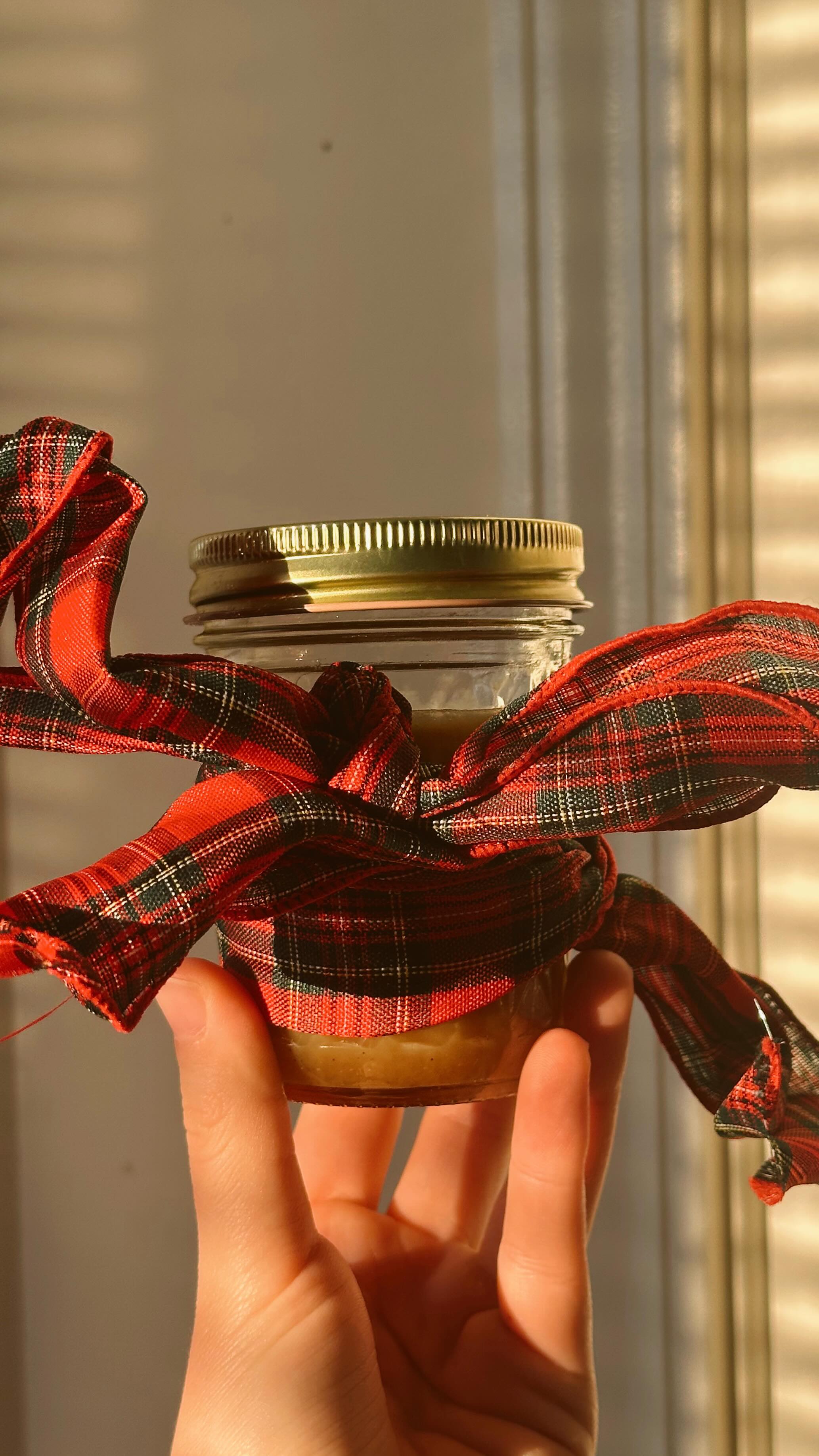 My latest obsession is making caramel out of maple syrup! It’s so easy and tastes absolutely insane!
Drizzle it on ice cream or add it to a latte (my favorite)! Plus it makes for the perfect holiday gift!
Comment “caramel” and I’ll send you the recipe!
#caramel #maplecaramel #seasaltcaramel #homemade #homemadegifts #christmas #christmasgiftsideas #caramelsauce