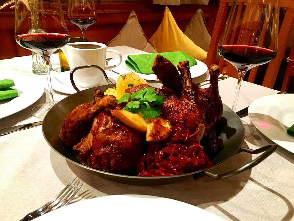 ⭐️ Neu im Gasthaus Schießstätte! ⭐️
Ab sofort gibt’s jeden Sonntag ab 11:30 Uhr unser beliebtes Entenpfandl – knusprig, saftig, mit Blaukraut & Kartoffelknödeln!
Ein Genuss wie zu Kirta – nur eben jeden Sonntag!
Reservieren Sie sich gleich Ihr Plätzchen unter
*08022 6622232* oder kommen Sie einfach vorbei und lassen Sie sich verwöhnen.
📍 Gasthaus Schießstätte – mit Blick auf den Tegernsee
❤️ Traditionell. Bodenständig. Guad.
#genussmomente #gasthausliebe #tegernsee #tegernsee_lifestyle #tegernseegehtaus #GasthausSchießstätte #Tegernsee #BayerischeKüche #HeimatGenießen #NeuAufInstagram #tegernseelove #tegernseetal #tegernseeerleben #tegernseeliebe #tegernseelifestyle #tegernseehelles