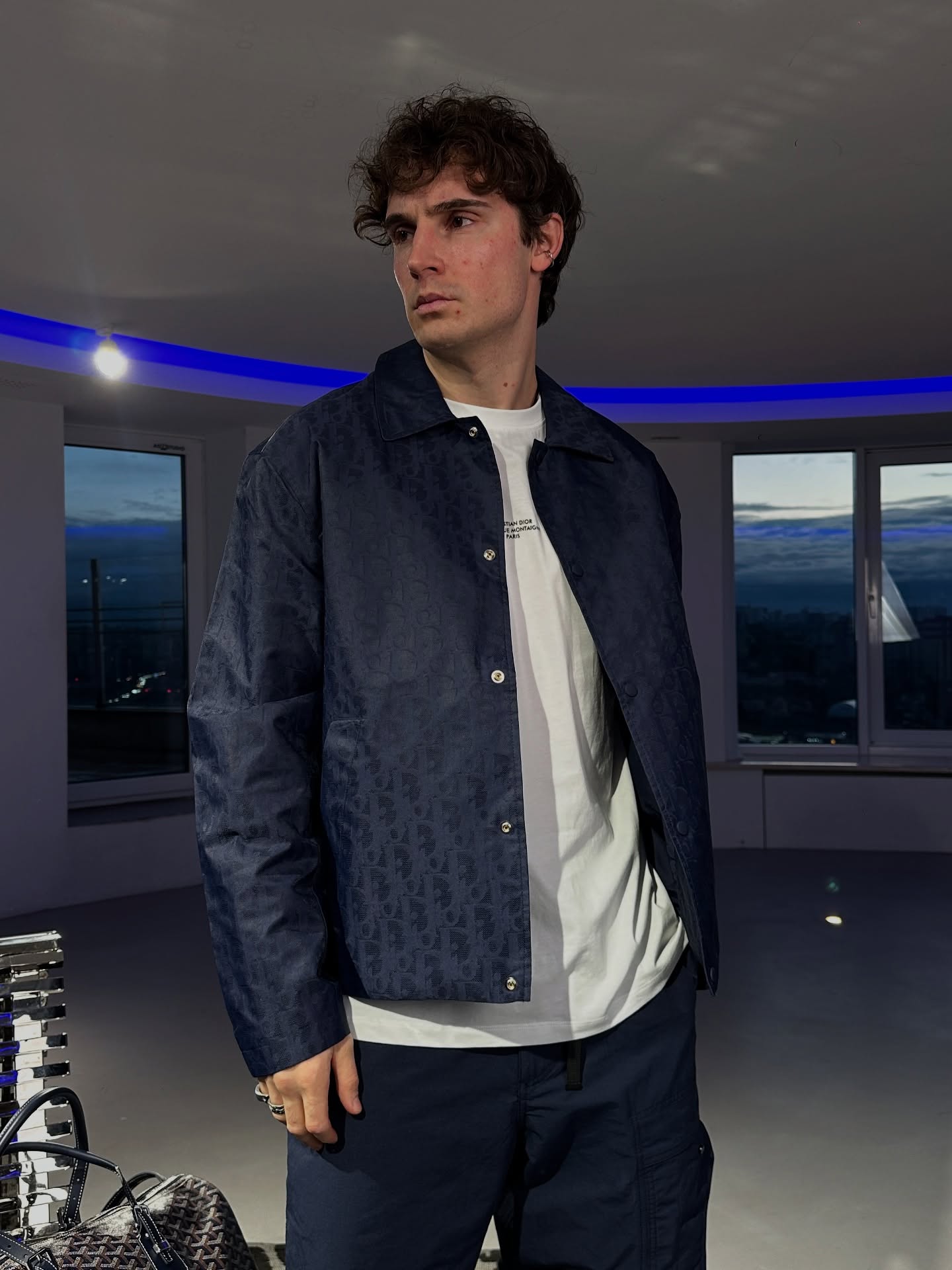 Фірмове відчуття впевненості.
_________________________
Темно-синій, структурований, з прихованою монограмою жакет— естетика сучасності.
📌 У НАЯВНОСТІ
📍М. КИЇВ ВУЛ. АНТОНОВИЧА 125В
⏰ 11:00-19:00
https://www.zeon-shop.net
__________________________
У пошуках чогось особливого? Надсилай фото – знайдемо для тебе бажану модель! 🕵️♀️