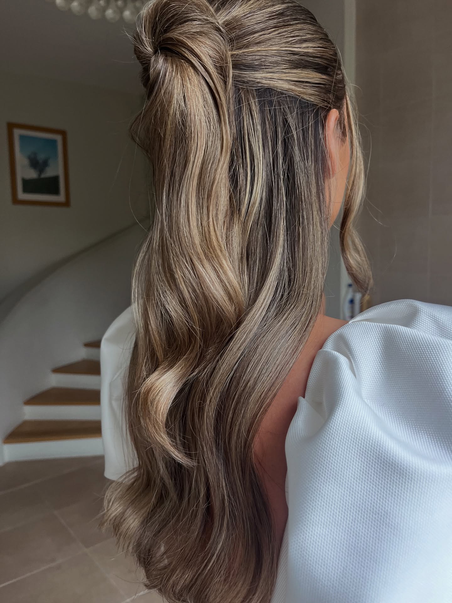 The twisted half up ✨
Cute, but slightly more statement than the traditional half up! This style adds a little bit more height and texture into the hair, and works great for brides and bridesmaids.
Hit save for your future inspo!!