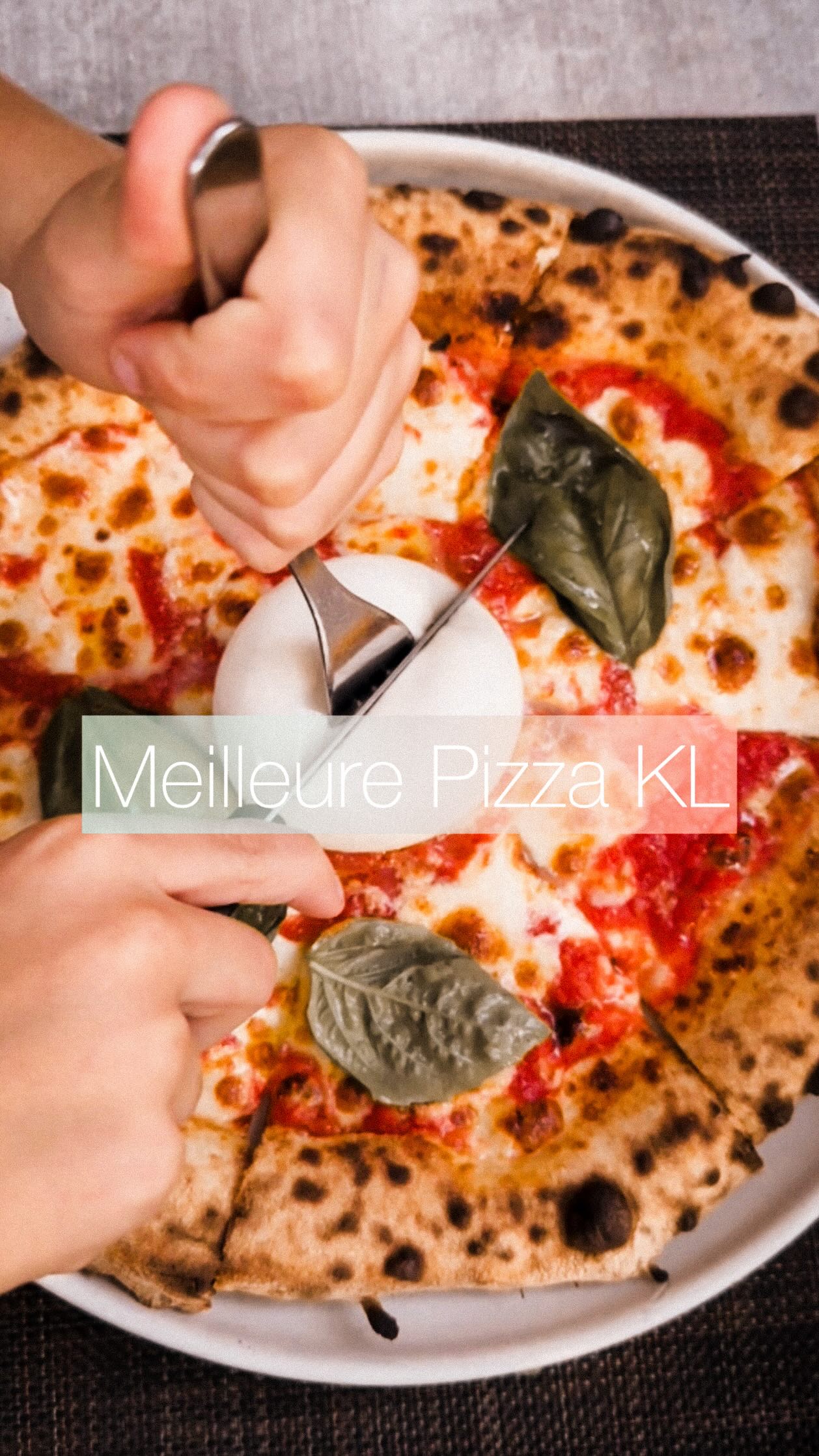 💡 Commente “RESTO” pour recevoir gratuitement mon mini-guide des meilleurs restaurants de Kuala Lumpur à petits prix !
✨ La meilleure pizza de Kuala Lumpur ?
Je te jure… tu fermes les yeux et t’es en Italie 🇮🇹🔥
Tomate parfaite, pâte napolitaine bien gonflée, burrata qui fond… bref : le bonheur ❤️🔥
🌆 Kuala Lumpur regorge de pépites comme celle-ci, et tu passes sûrement à côté sans le savoir…
💡 Commente “RESTO” pour recevoir gratuitement mon mini-guide des meilleurs restaurants de Kuala Lumpur : locaux, street-food, hidden gems, halal, brunch, pizzas… bref, tout ce qu’il te faut pour BIEN manger 😍
🍽️ Prépare ton estomac… KL va te régaler !
#malaisie #kualalumpur #pizza #heritagepizza #ladeglingoteam #bonnesadresses #foodiekl #voyageenmalaisie #restosKL