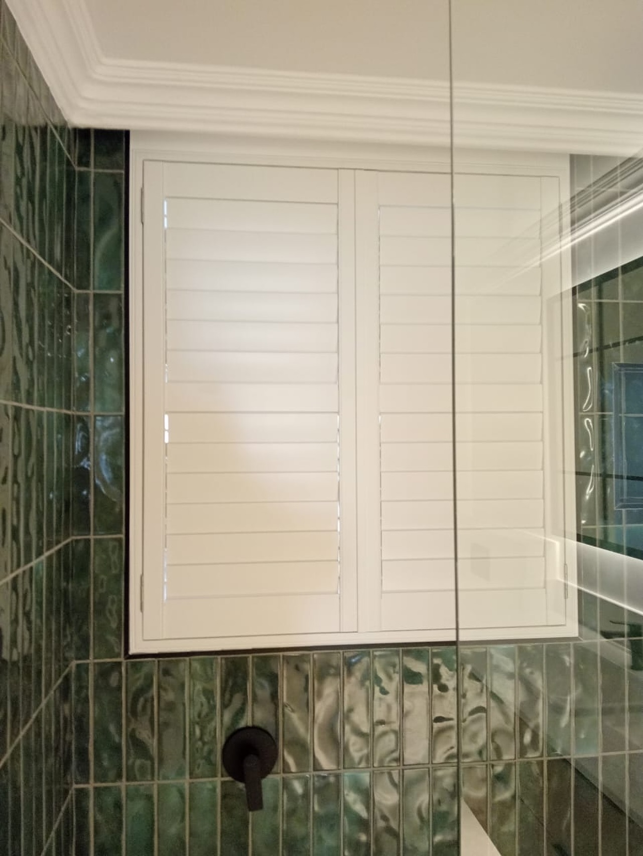 Bathrooms require both privacy and ventilation. Our shutters allow you to manage light and airflow while maintaining elegance. You can tilt the louvres just so, allowing fresh air in while keeping your space discreet. It’s ideal for bathrooms that face other homes or have a direct view. See more with the link in our bio! 🙌