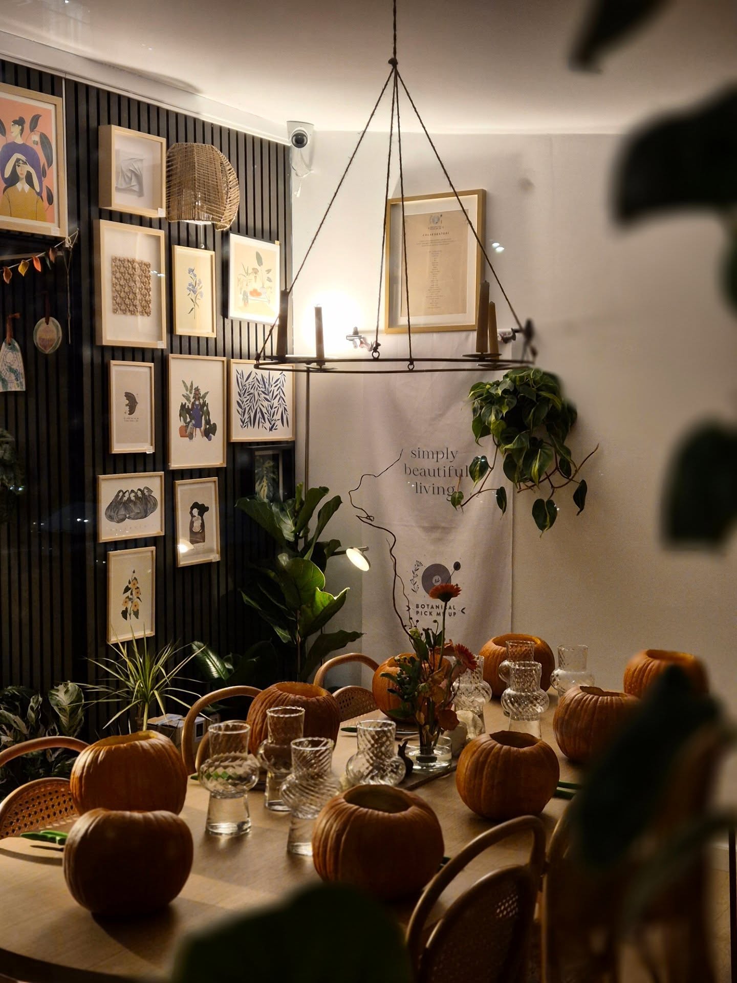 Astăzi am susținut primul meu atelier floral în acest spațiu, care există fizic de nici două luni dar parcă în mintea mea —dintotdeauna. Am avut emoții și încă am scriind câteva rânduri despre asta, acum, aici. Am avut însă și niște doamne cu o energie superbă! 🫶🏼 Și a fost cea mai frumoasă experiență a mea în acest rol!
Las totul să se așeze și abia aștept să împărtășesc cu voi și lista cu atelierele pregătite în noiembrie. 💌
Weekend bun!