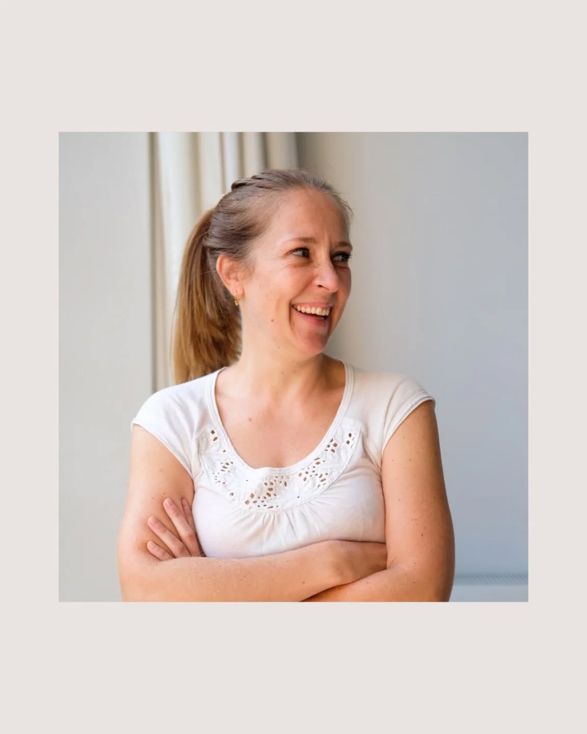 Joepie! Wij hebben leuk nieuws 🥳 Onze collega Anneleen is opnieuw geslaagd voor haar hercertificering als lactatiekundige IBCLC!!
Wat zeg je? IBCLC? Wat is dat?
IBCLC staat voor International Board Certified Lactation Consultant.
In België vind je namelijk 2 types van lactatiekundigen.
🤱🏼 de IBCLC-lactatiekundigen en
🤱🏼 de gewone lactatiekundigen
Gewone lactatiekundigen hebben een postgraduaat gevolgd, maar hebben geen verplichting om zich bij te scholen, extra praktijkuren te blijven doen, etc.
Lactatiekundige IBCLC ben je pas als je geslaagd bent voor het internationaal examen, voldoende uren bijscholing blijft volgen op verschillende verplichte topics zoals
🌍 de WHO-code
🏨 klinische vaardigheden
🤱🏼 technieken
👶🏾 ontwikkeling en voeding
🫀fysiologie en endocrinologie
😷 pathologie
💊 farmacologie en toxicologie
🫂 psychologie, sociologie en antropologie
Je moet ook kunnen aantonen dat je voldoende uren in de praktijk bezig bent met het begeleiden van borstvoeding in verschillende situaties.
En wij hebben geluk want ons Anneleen is beide 🤗 In 2015 al behaalde ze haar diploma op de Arteveldehogeschool in Gent en datzelfde jaar slaagde ze ook voor het eerst voor het internationaal examen 🤓
Dit jaar moest ze hercertificeren voor de 2de keer. Het heeft haar bloed 🩸, zweet 🥵 en tranen gekost om naast het werk alles nog eens opnieuw te studeren, de test af te leggen 🤯 en aan de IBLCE (= de International Board of Lactation Consultant Examinators) alle nodige documenten van bijscholingen, programma's en praktijkuren af te leveren.
Maar ze is geslaagd en haar titel wordt tot en met 2030 verlengd 🥳
Een warm applaus dus voor onze collega!! 👏🏼👏🏼 Weeral een mooie prestatie 💪🏼
Zitten jullie dus met vragen over borstvoeding. Twijfel dan niet om bij haar een afspraak te maken. Zij is ons aanspreekpunt als het op jouw borstvoeding aankomt!
#borstvoeding
#lactatiekundige
#lactatiekundigeibclc
@anneleen_de_kaey
@bvl_borstvoeding
@lll_vlaanderen