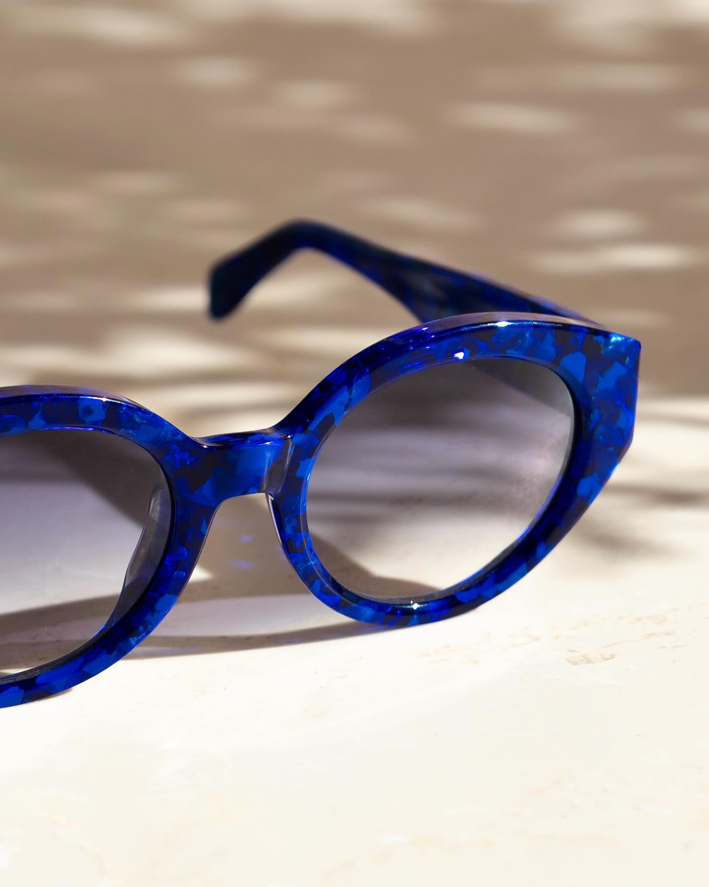 Une écaille bleue profonde, presque minérale.
Inspirée du lapis-lazuli, cette matière unique capture les reflets du sud et l’intensité du bleu outre-mer d’Yves Klein.
Plus qu’une couleur, une émotion : celle d’un regard solaire, entre art et Méditerranée.
#LazuliEyewear #BleuLazuli #RegardsdAzur #espritlazuli