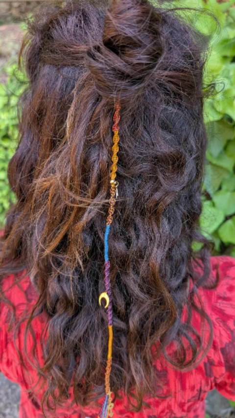 🌿 Un bijou ça peut sembler n'être qu'un petit détail, n'est ce pas ?
Et pourtant, pour certaines personnes (comme moi 😅) c'est comme une seconde peau ! Impossible de sortir sans mes boucles d'oreilles, mes colliers, mes bracelets de chevilles !
Il me donne de la force, de la bonne humeur et l'assurance qui fait toute la différence pour avancer dans la vie.
🌈Toi aussi ça te parle ?
Alors ose l'originalité, ose briller, la vie est beaucoup trop courte pour ne pas rayonner ! ✨
👉 Dit moi en commentaire si tu es plutôt bijoux seconde peau ou bijoux de temps en temps 🤗
#bijouxcolorés #bijouxcreateur #faitmain #bijouxmacramé #bijouxdecheveux #bijouxdecheveuxpersonnalisés #goodvibes #bijouxbonheur #bijouxboheme #ideecadeaubijoux #bijouoriginal