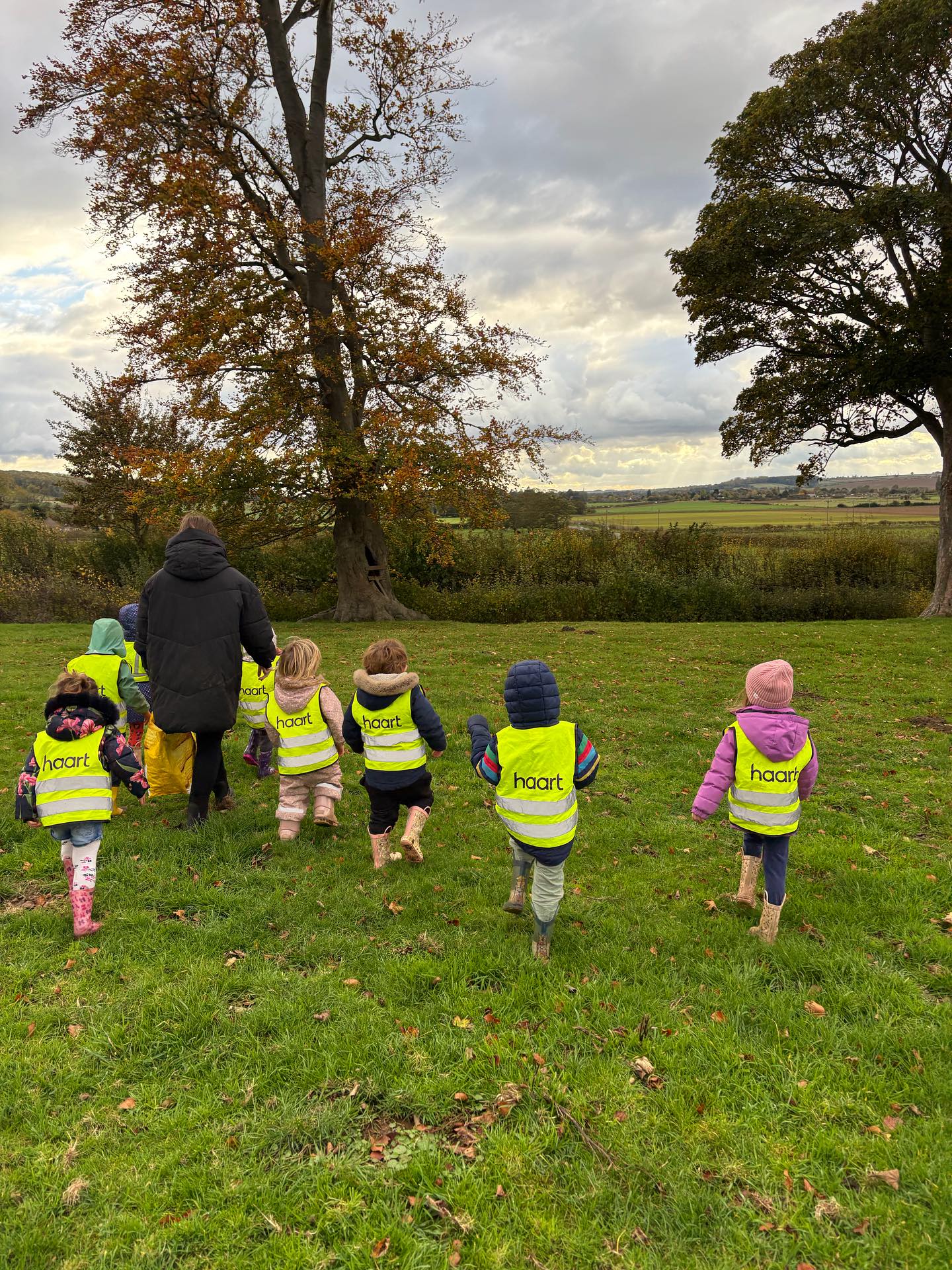 🌳✨ This afternoon was FULL of adventures for our Preschool children!
We went exploring and saw soooo many amazing things — a big tractor 🚜, a digger, a train 🚂, some moo-ing cows 🐄, giant crunchy leaves 🍁, teeny tiny mushrooms 🍄, and a secret fairy hole hiding in a tree! 🧚♀️🌿
We said “thank you!” and waved 👋 to all the cars and people who let us go by, and then we found a little stream of water… which of course meant SPLASH time! We got super muddy, super wet, and had super BIG smiles the whole way! 🙈🥰
Every puddle, leaf, and fairy door had a story to tell today — what a magical walk! 💛🌈
#hyggeafternoons #LittleExplorers #MuddyAdventures #FairyTree #OutdoorFun #LearningThroughPlay #NatureMagic