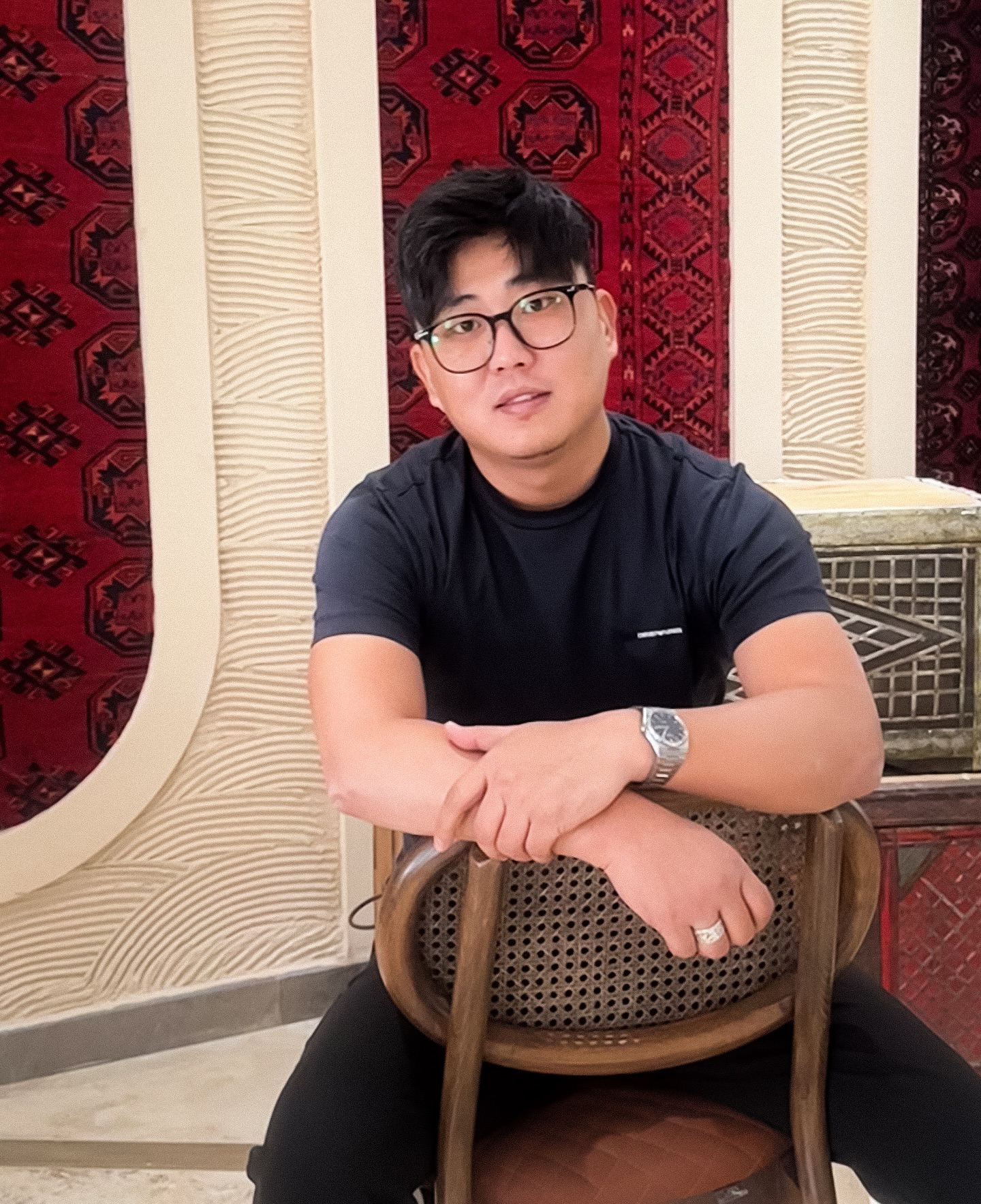 КИМ ВЛАДИСЛАВ
ГЕНЕРАЛЬНЫЙ ДИРЕКТОР
MEMORIES GROUP
В компанию MEMORIES
GROUP я пришел почти с самого начала, имея 8 лет опыта в сфере.
На тот момент в компании было два филиала - Socials
и Arrows & Sparrows. Начал
на позиции супервайзера в Socials, после чего меня перевели в Arrows &
Sparrows.
Привыкать было трудно из-за разницы в стандартах работы, но постепенно я стал сервис-менеджером для двух заведений.
С ростом компании я становился все более вовлеченным в открытие новых заведений.
Объем работы увеличивался, и, несмотря на трудности с управлением командой без управляющих, мы преодолели все проблемы.
В 2022 году я был назначен Генеральным менеджером, и это потребовало от меня принятия сложных решений, на что всегда можно было опереться на опыт коллег.
Ключевым моментом стало то, что я стал партнером ресторана «Бобой», что значительно изменило мои обязанности и подход к работе
Важнейшей причиной моего длительного пребывания в компании стало отношение руководства к сотрудникам - как к членам одной команды, что создает атмосферу взаимопомощи и профессионального роста.
Мои первые шаги в Socials были крайне сложными, и через несколько дней работы я подумывал об увольнении. Однако, несмотря на трудности, я смог интегрироваться в коллектив, что стало важным жизненным уроком. С опытом я освоил множество навыков, таких как ответственность, уверенность, лидерство, клиентоориентированность и решение проблем. Поддержка руководства компании оказалась для меня неоценимой - они всегда были рядом и помогали принимать верные решения. Работать здесь - это не просто зарабатывать деньги, а часть большой команды с общими целями.