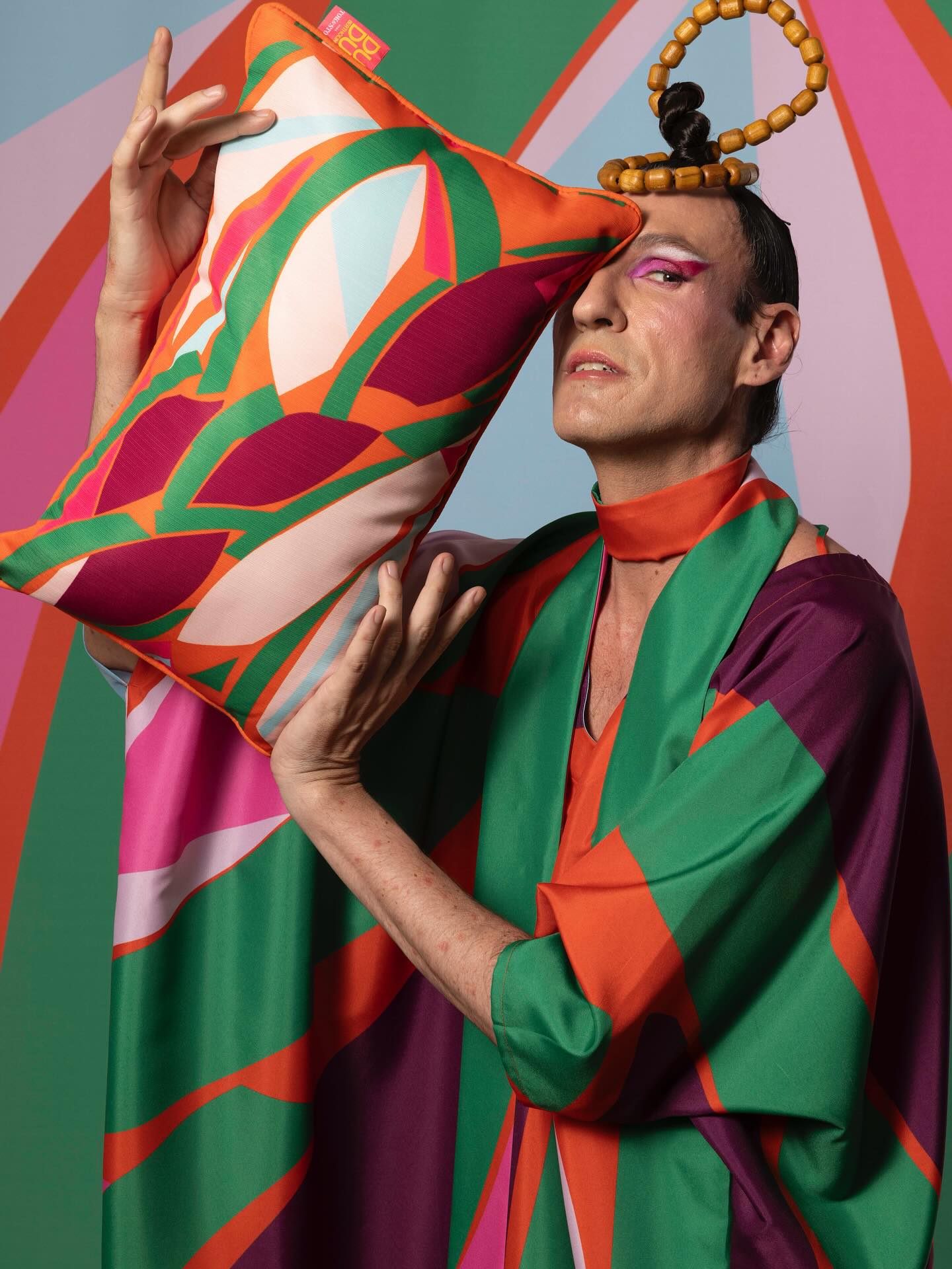 ✨ Vibra Verão chegou! A Tok&Stok se une a Dudu Bertholini para uma coleção que celebra cores, grafismos e liberdade em cada detalhe. De almofadas a redes, utensílios de mesa e bolsas de praia, cada peça traduz a estética exuberante e otimista do estilista, perfeita para viver o verão com estilo e personalidade.
Descubra como cores, formas e funcionalidade se encontram na campanha Casa Verão 2025 e transforme cada canto da sua casa em um reflexo do seu jeito de viver.
Confira todos os produtos no link da bio.
#TokEstok #DuduBertholini #VibraVerão #CasaVerão2025 #DesignBrasileiro #DecoraçãoColorida #Lifestyle #Verão2025 #CoresEGrafismos