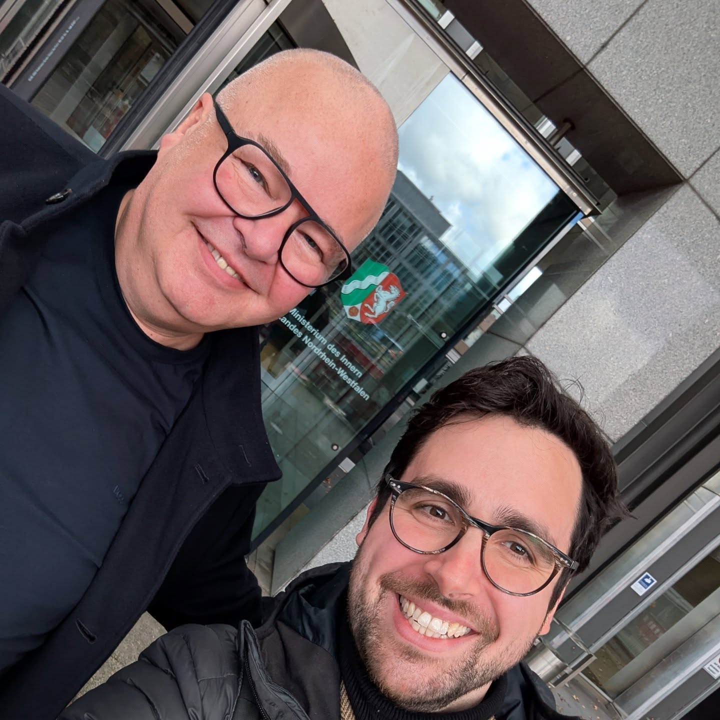 Wenn das Innenministerium sich für deinen Unterricht interessiert🌟. Neues Projekt mit dem Innenministerium: ein ungewöhnlicher Ort für Unterricht, aber genau richtig.
Ich kam aufgeregt und ging mit Rückenwind.
Prävention beginnt nicht erst bei Blaulicht, sondern im Klassenzimmer.
#NRW #Bildung #Demokratiebildung #Projektstart