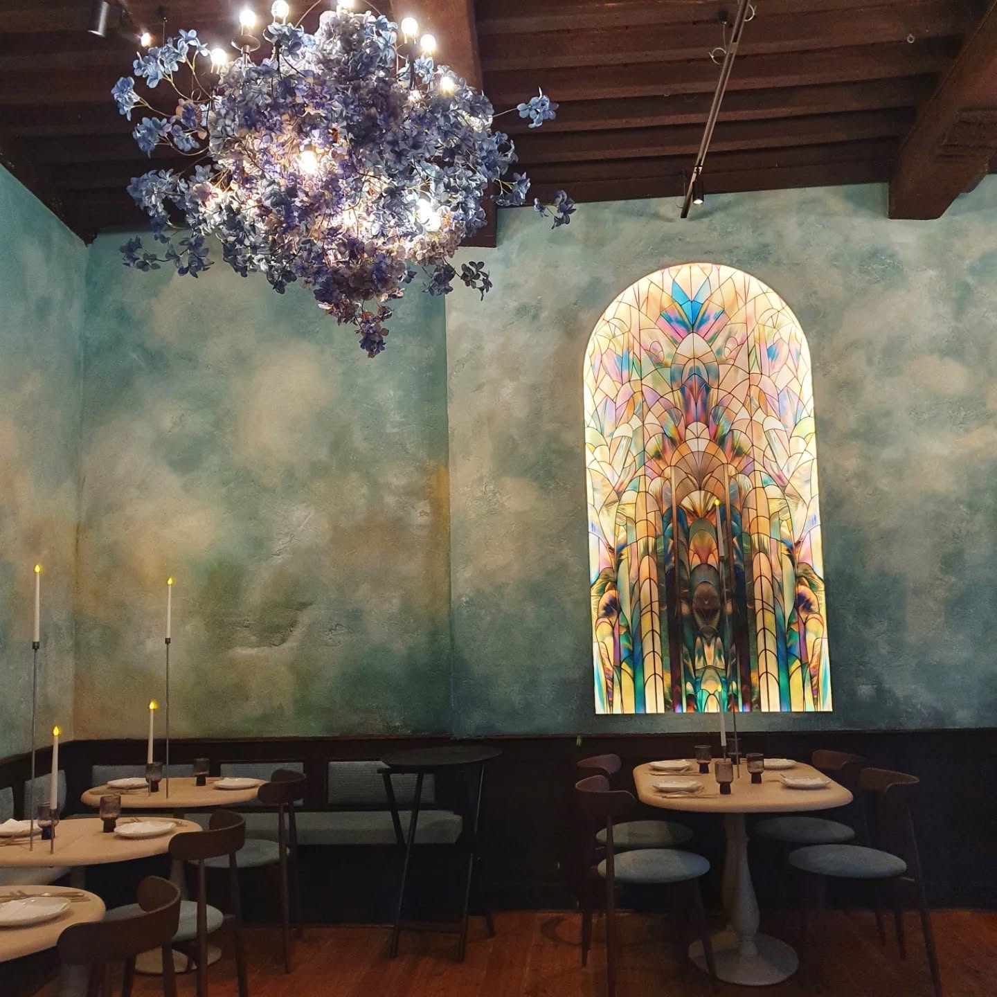 Nagenieten van een bezoekje bij @epiphanys.kitchen .💛 Na Gent opende er enkele weken geleden een nieuwe vestiging van het restaurant in Antwerpen. Je stapt binnen in een dromerige setting waar alle gerechten in de basis plantaardig zijn. Je hebt de optie om er kaas, vlees of vis bij te bestellen.
Ik was zo aangenaam verrast. De gerechten zijn lekker, verfijnd en verrassend. Wij gingen voor het 9-gangenmenu om zoveel mogelijk van de gerechten te proberen. Dat menu kost € 66,80. Niet veel voor wat je krijgt. Het personeel is vriendelijk en de locatie is eens iets specialer. Zeker een aanrader wat mij betreft. 👌