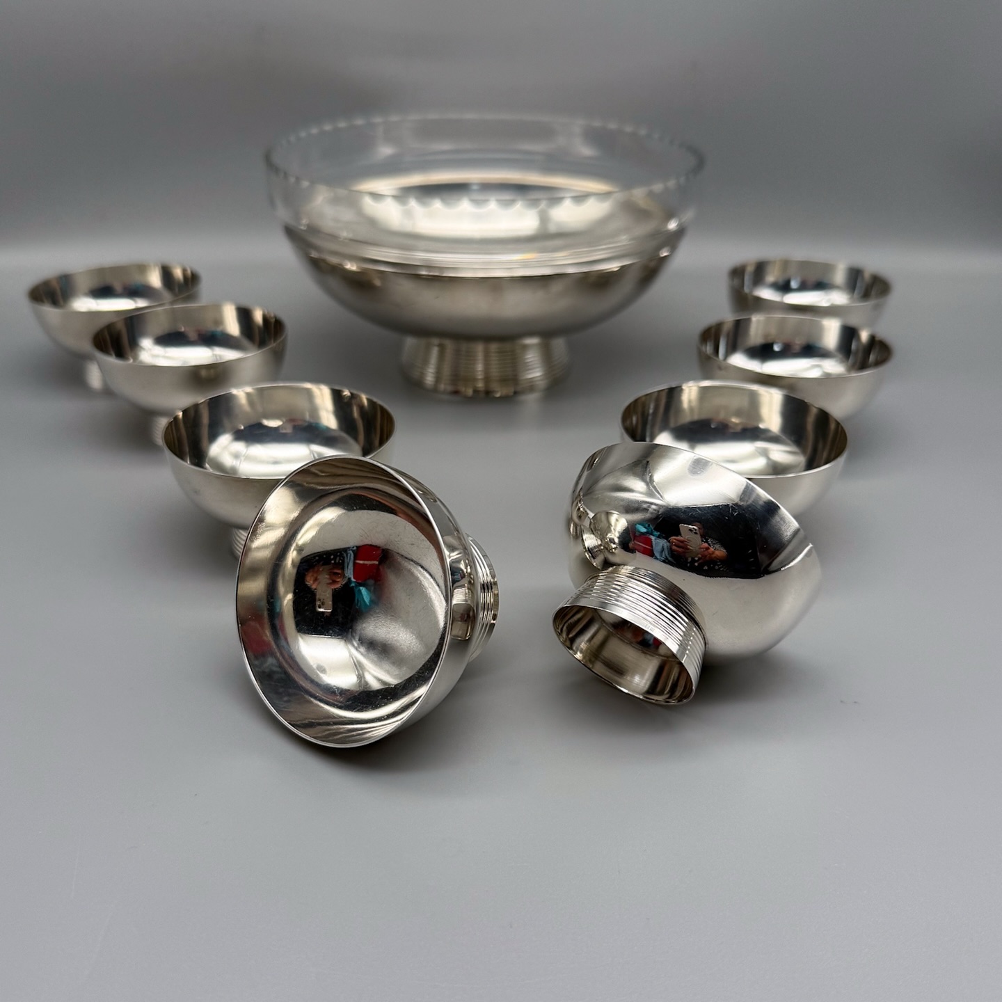 Service à glace en métal argenté comprenant une coupe et 8 coupelles .
Coupe avec son verre :
Hauteur : 8,5 cm
Ø : 16,5 cm
Coupelles :
Hauteur : 4 cm
Ø : 6,5 cm
Un joli service à glace ou dessert, rappelant le style Art déco .
Bel état général, juste une coupelle présente plus d’usures en son fond .
Poinçon probablement anglais .
🛒: prix et disponibilité dans la boutique en ligne.
#argenterie #serviceaglace #coupelles #artdelatable #metalargenté #antiquites #misslittlebottle