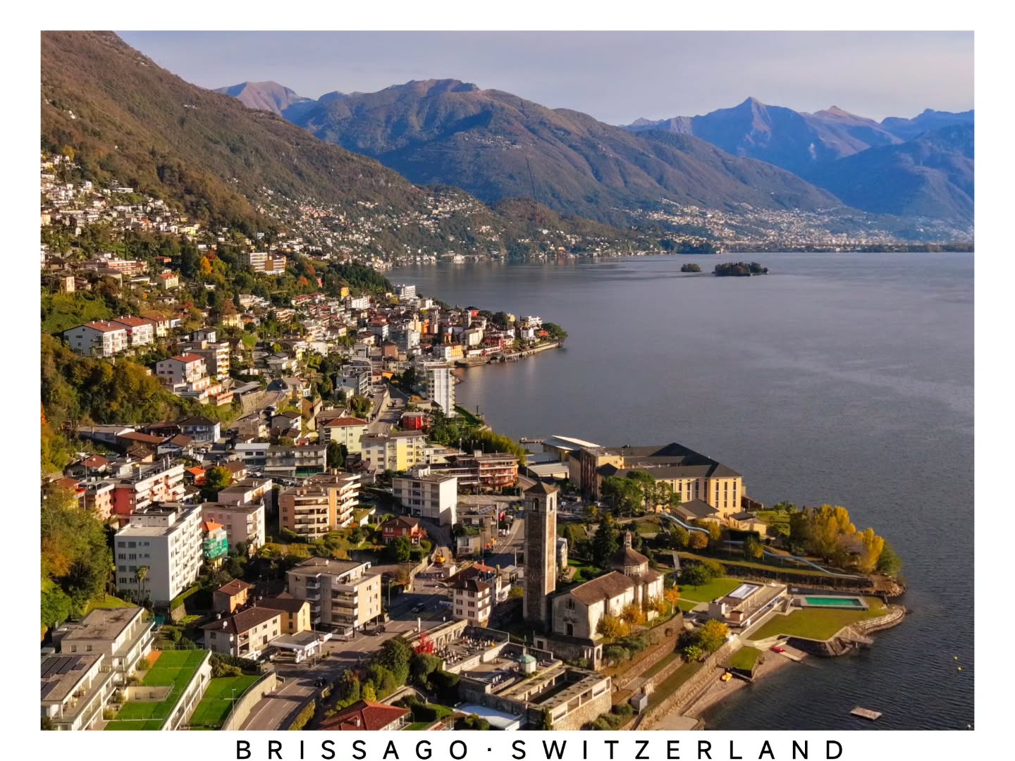 Fantastic Brissago — a gem spread across three sunny zones on the mountain, where every terrace opens to breathtaking views of Lake Maggiore. Pure magic between sky and water.
Fantastisches Brissago – ein Juwel, das sich über drei sonnige Zonen am Berg erstreckt, wo jede Terrasse einen atemberaubenden Blick auf den Lago Maggiore bietet. Reine Magie zwischen Himmel und Wasser.
Fantastico Brissago — un gioiello disteso su tre zone soleggiate della montagna, dove ogni terrazza si apre su una vista mozzafiato del Lago Maggiore. Magia pura tra cielo e acqua