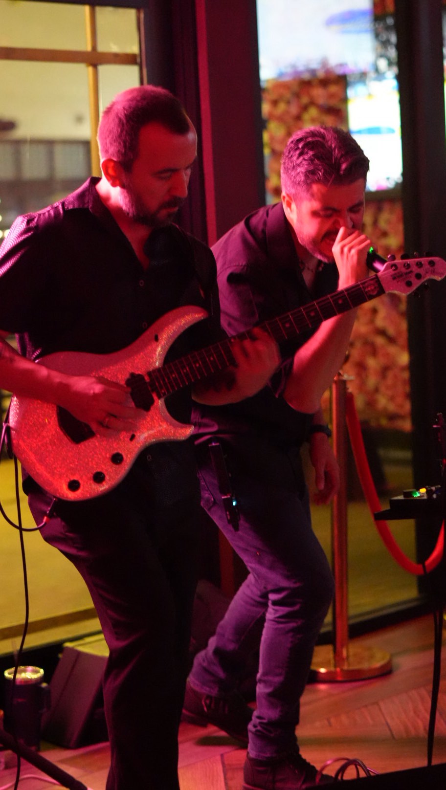 What a night, what a crowd 🔥🎸 Our first Rock en Español live band was one for the books.
Nos vemos el próximo jueves a las 9PM para otra noche de pura energía en Gigi’s 🤘 @the_luxmusic
#rockenespañol🎶 #rock #mana #enanitosverdes💚 #alejandrosanz