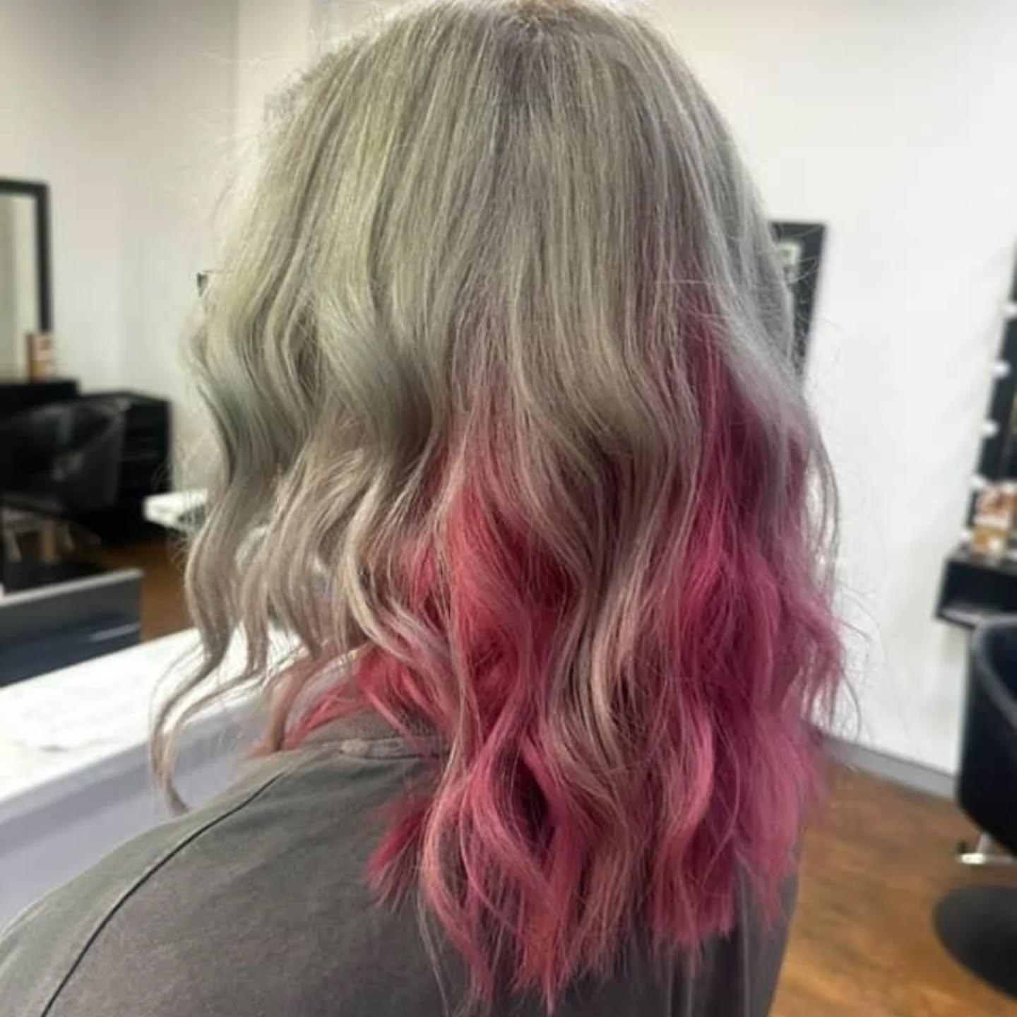 If you're looking for a pop of colour, we can help 😊
Book in with one of our talented stylists online at beautifyhairdesign.com or call us at (07) 3820 9818
(Hair done by Dion 😊✨️)