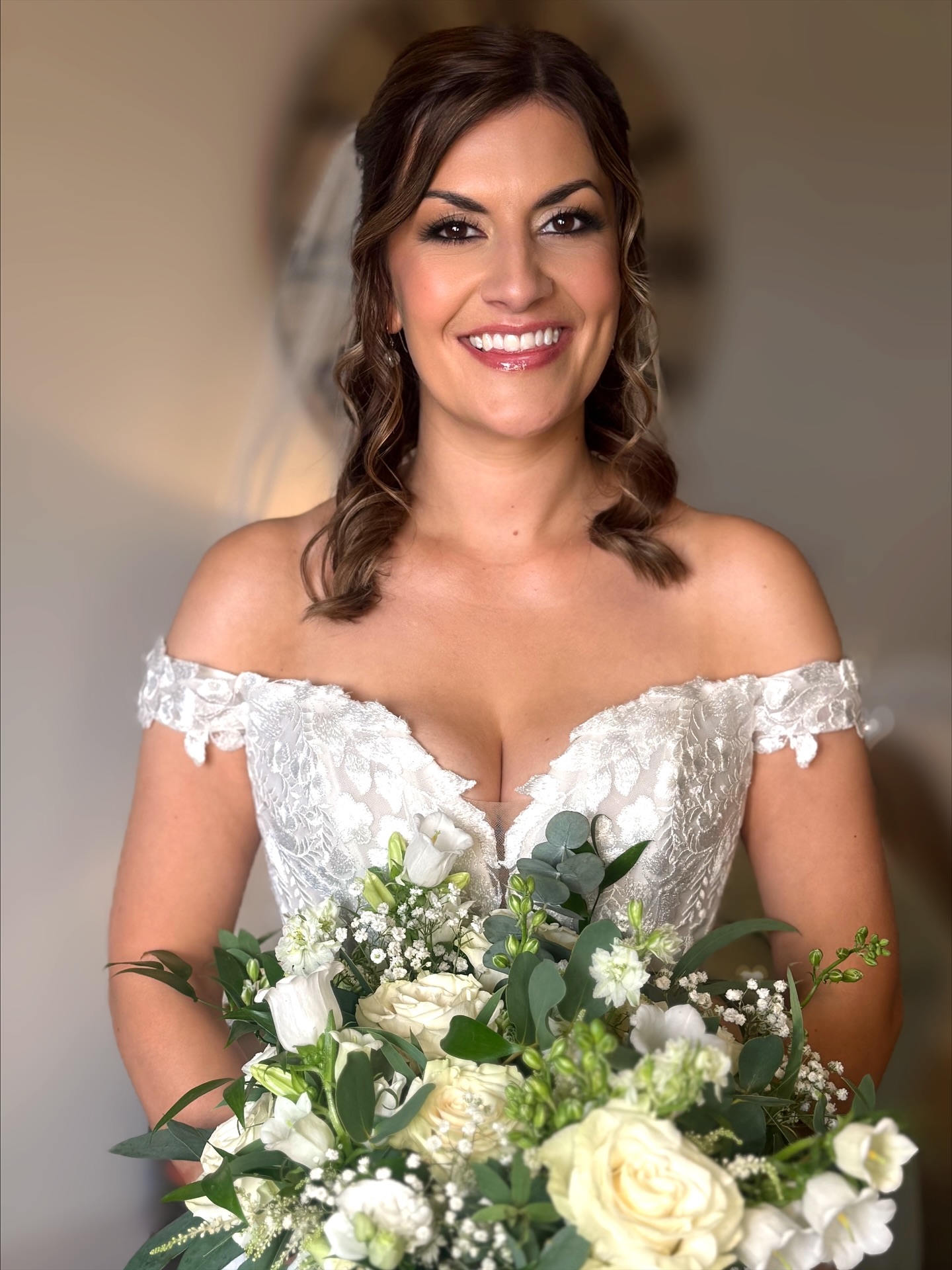 Rich girl skin 💸
I’m talking about that effortlessly radiant, creamy like butter, high-end glow that makes it look like you’ve had a celeb Hollywood skin specialist on speed dial for months.
No filter needed perfection 🤌
My Signature Glam and Glow? It’s not about slapping on the thickest foundation and covering every inch like your plastering a wall!
Instead my method is all about building up thin, low-medium coverage formulas using strategic layers, starting with incredible skin prep. This technique keeps your skin looking healthy, youthful, and seriously expensive, while still letting your real texture shine through (because real skin has texture)
You get coverage where you need it, sculpted like a Greek goddess and natural radiance everywhere else. It’s the high-end, elegant finish that lasts all night and looks fire in every photo. 💅
If “Rich girl Skin” is on your mood board then secure your date today with me using the link in my bio.
#warwickshirewedding #worcesterwedding #gloucestershirewedding #herefordshire #shropshire #thecotswolds #cotswoldswedding #cotswoldsmakeupartist #worcestermakeupartist #birmimghammakeupartist #redditch #stratforduponavon #gorcotthall #elmorecourt #manorbythelake #hawkstonehall #ragleyhall #bourtonhall #hamptonmanor #primrosehillfarm #bridetobe #editorialbride #davenporthouse #luxurywedding #crippsbarnwedding #sudeleycastle #hamptoncourtcastle #eastingtonpark #westonpark