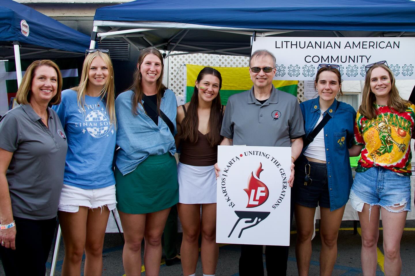 🙏Padėka Lietuvių Fondui:
JAV Lietuvių jaunimo sąjunga nuoširdžiai dėkoja Lietuvių Fondui už jų finansinį ir moralinį jaunimo palaikymą. Jūsų dosnumas suteikia galimybę jauniems Amerikos lietuviams dalyvauti įvairiuose renginiuose ir projektuose, tokiuose kaip „Šaknys“, JAVLJS metinis suvažiavimas ir Pasaulio lietuvių jaunimo kongresas. Visi šie renginiai prisideda prie lietuvybės tęstinumo Amerikoje, ugdo mąstančius, atsakingus ir veiklius mūsų bendruomenės lyderius.
Esame ypač dėkingi, kad Lietuvių Fondas pasitiki jaunimu ir JAVLJS valdyba, suteikdamas galimybes toliau tęsti įvairią prasmingą veiklą. Dažnai finansinė našta tampa didžiausiu iššūkiu jaunimui, siekiančiam organizuoti kokybiškus renginius, sujungiančius veiklų lietuvių jaunimą. Jūsų parama padeda šias kliūtis įveikti.
Didžiuojamės, kad mūsų veikla atliepia Lietuvių Fondo misiją: „išsaugoti ir puoselėti lietuvių kultūrą, kalbą ir tradicijas.“ Mūsų organizacijoje augantys jaunieji lyderiai supranta savo atsakomybę perduoti lietuvybę jaunesniajai kartai ir mes tuo tikrai didžiuojamės.
Dažnai iš jaunimo po JAVLJS renginių išgirstame tokius atsiliepimus:
„Tai buvo viena įsimintiniausių patirčių mano gyvenime.“
„Nuostabi galimybė sutikti kitus jaunus lietuvius iš JAV ir viso pasaulio.“
„Džiaugiuosi, kad galėjau giliau pažinti lietuvių išeivijos istoriją.“
Dėkojame Lietuvių Fondui, kad padedate mūsų jaunimui augti ir prisidėti prie gyvos, veiklios bei vieningos lietuvių bendruomenės ateities kūrimo Amerikoje. 💛💚❤️