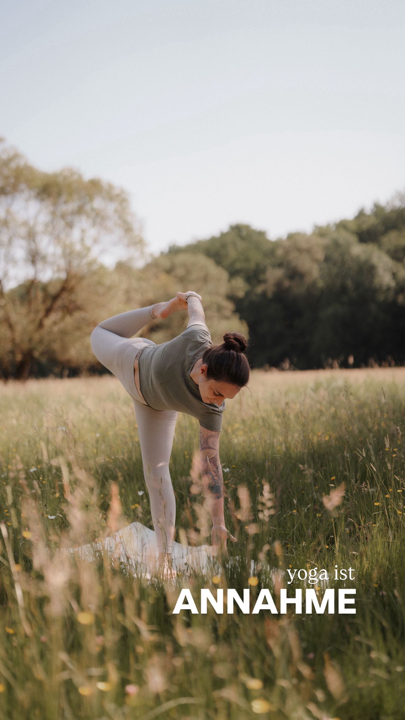 Zu glauben, du seist „besser“, wenn du jeden Tag praktizierst. Oder wenn du endlich in diese eine Pose kommst.
Neulich im Kurs hatte ich eine Schülerin, die sich so richtig darüber geärgert hat, dass sie eine Haltung nicht so ausführen konnte, wie sie es gerne wollte.
Ehrlicherweise war sie richtig frustriert und meinte dann:
„Ich kann das nicht.“
„Mein Körper ist so steif.“
„Wie deprimierend …“
Und ich so: „STOP“! 🫢
Also haben wir innegehalten.
Ich habe ihr erklärt, dass es nicht darum geht, eine Pose perfekt zu beherrschen.
Sondern darum, den eigenen Körper und vor allem Geist richtig zu versorgen – mit dem, was er gerade braucht.
Wir haben gemeinsam angepasst, geatmet, gespürt. Es geht nicht darum, sich in eine Post zu pressen, sondern hinzuhören, was DEIN Körper und Kopf gerade braucht. Diese Verbundenheit und achtsame Liebe dir selbst gegenüber wieder wahrzunehmen.
Und sie hat erfahren, dass ihr Weg genau richtig ist – so wie er gerade ist.
Denn genau das ist Yoga:
Nicht Leistungsdenken, nicht Vergleich, nicht Selbstkritik.
Sondern ein Raum, in dem du lernst, freundlich mit dir zu sein.
Wo du „Ich kann das nicht“ langsam in „Ich bin auf meinem Weg“ verwandelst.
Du musst nicht jeden Tag Yoga machen.
Aber du darfst jeden Tag ehrlich mit dir sein.
Das ist der wahre Weg. ❤️
#yogaphilosophie #achtsamkeit #selbstmitgefühl #innererfrieden #yogafürfrauen #körperweisheit #achtsamleben #yogajourney #selbstliebe #yogadillenburg #lahndillkreis #yogastudio #yogastudiodillenburg